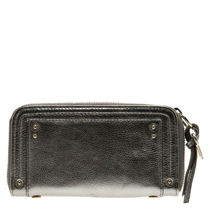 Designed with the silver leather material, this zip around wallet from Chloe comes with a slim profile and tassel detailing that adds a retro-chic touch to this wallet. Accented with brand’s signature Paddington lock charm, lined interior zip