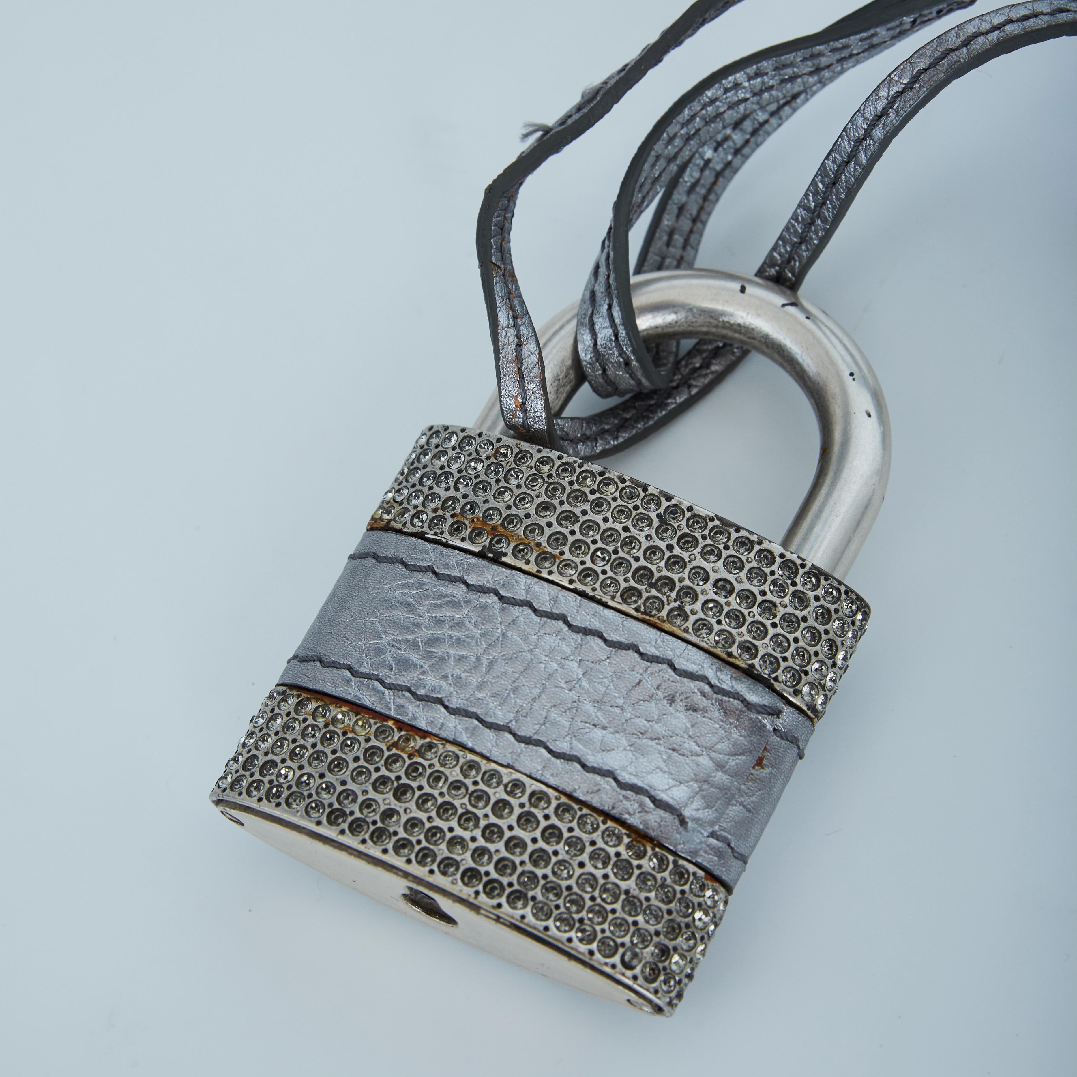 Silberner Metallic-Schlüsselschloss mit Schlossverschluss im Angebot 1
