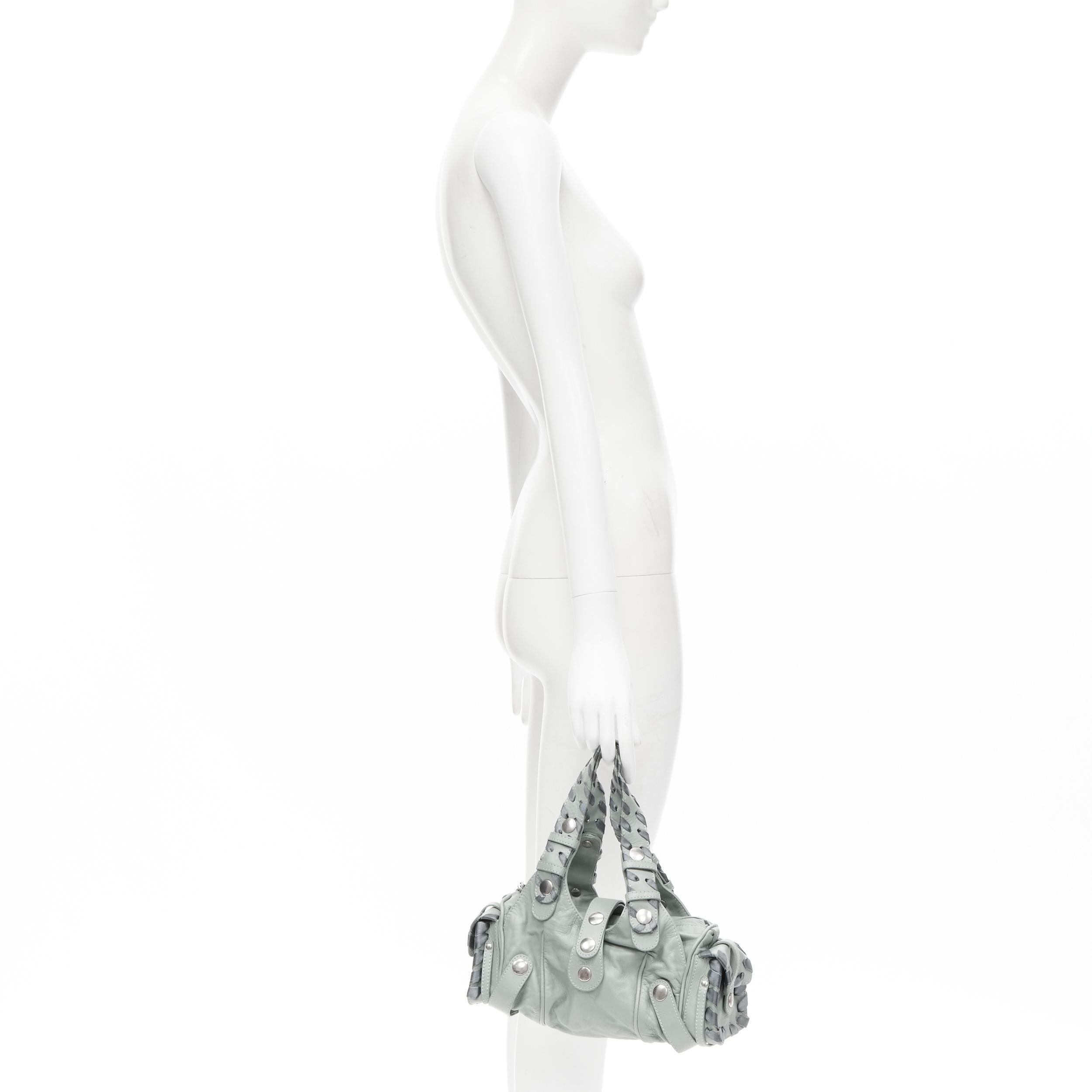 CHLOE Silverado, sac à main en cuir vert d'eau avec ruban et clous de cravate
Référence : CELG/A00013
Marque : Chloe
Modèle : Silverado
MATERIAL : Cuir
Couleur : Vert
Motif : Solide
Fermeture : Zip
Détail supplémentaire : Clou de quincaillerie