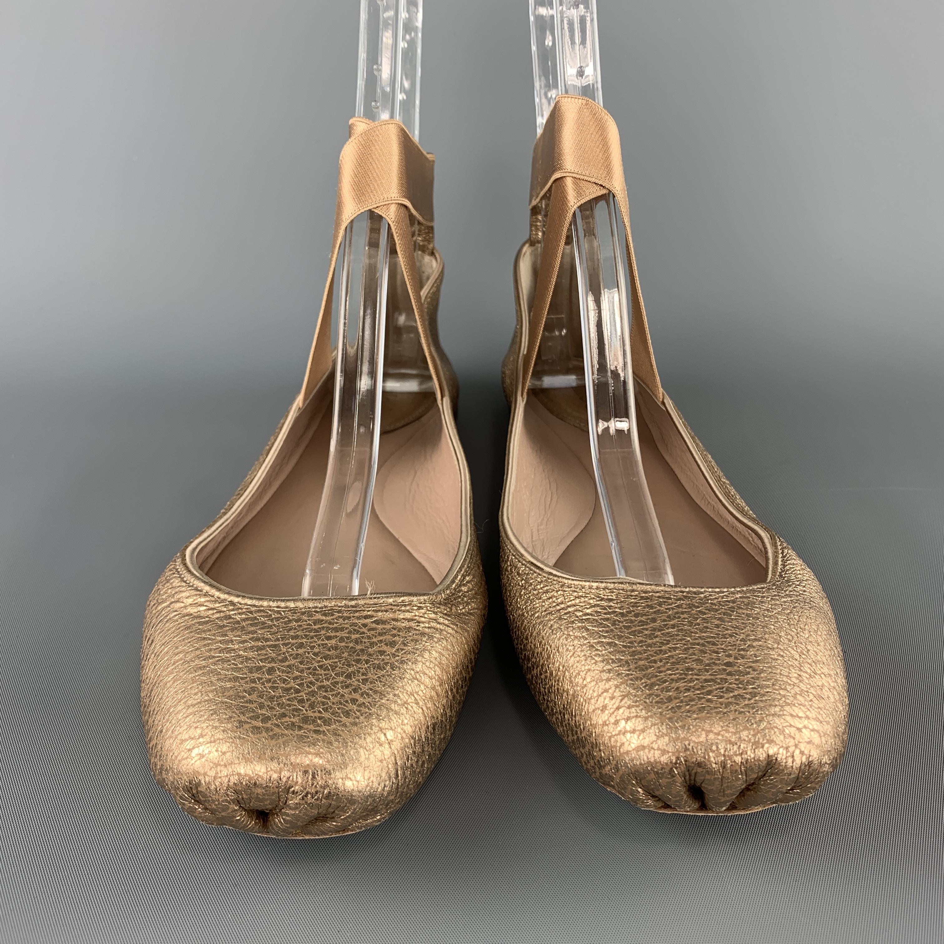 CHLOE ballet flats come in metallic rose gold textured leather with an elastic strap. Made in Italy.

Excellent Pre-Owned Condition.
Marked: IT 40

Outsole: 10.5 x 3.5 in.