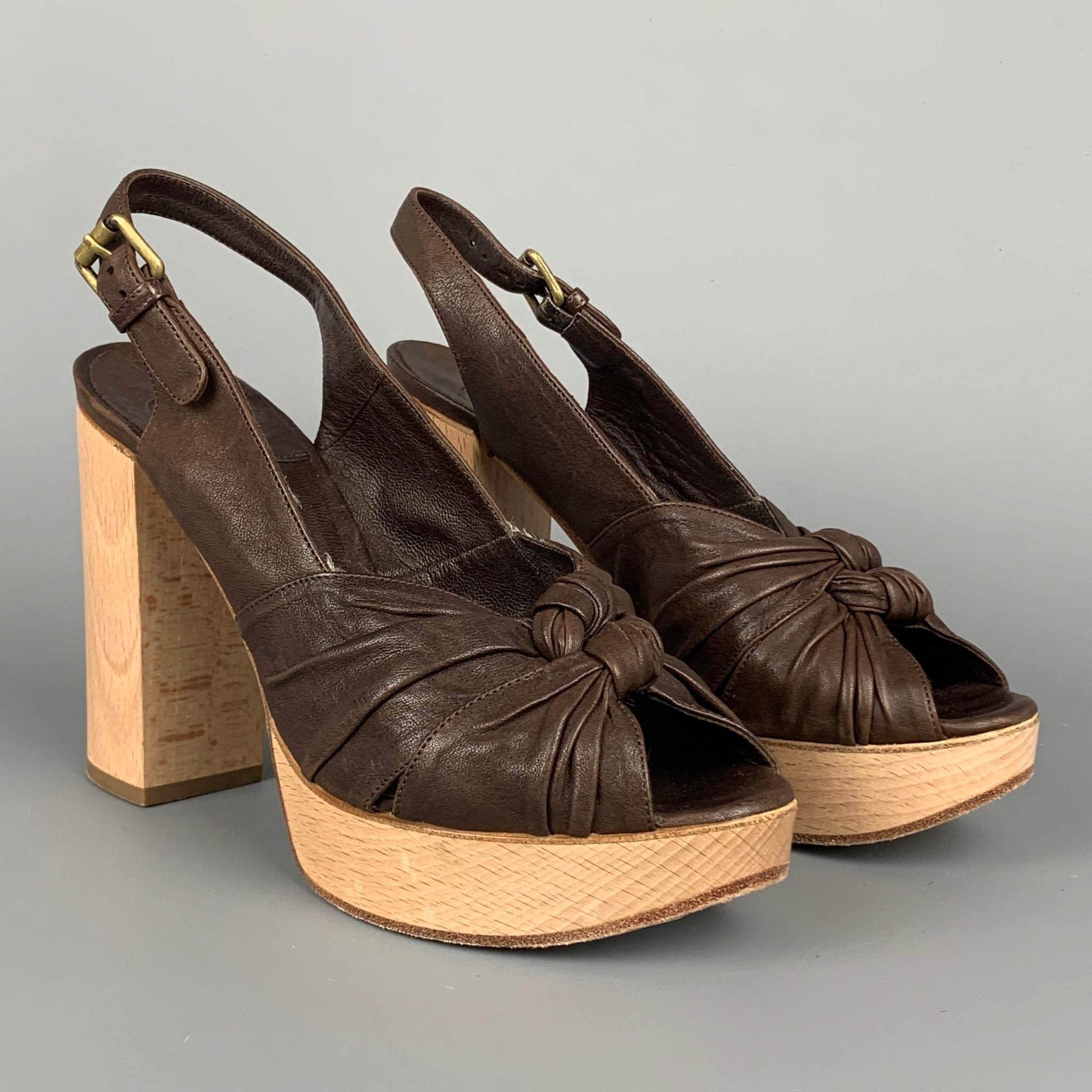 Las sandalias CHLOE se presentan en piel marrón con un estilo de plataforma, detalle de nudo delantero, cierre de tira slingback y tacón grueso de madera. Fabricado en Italia. 

Muy buen estado de conservación.
Marcado: UE 36

Medidas:

Tacón: 4