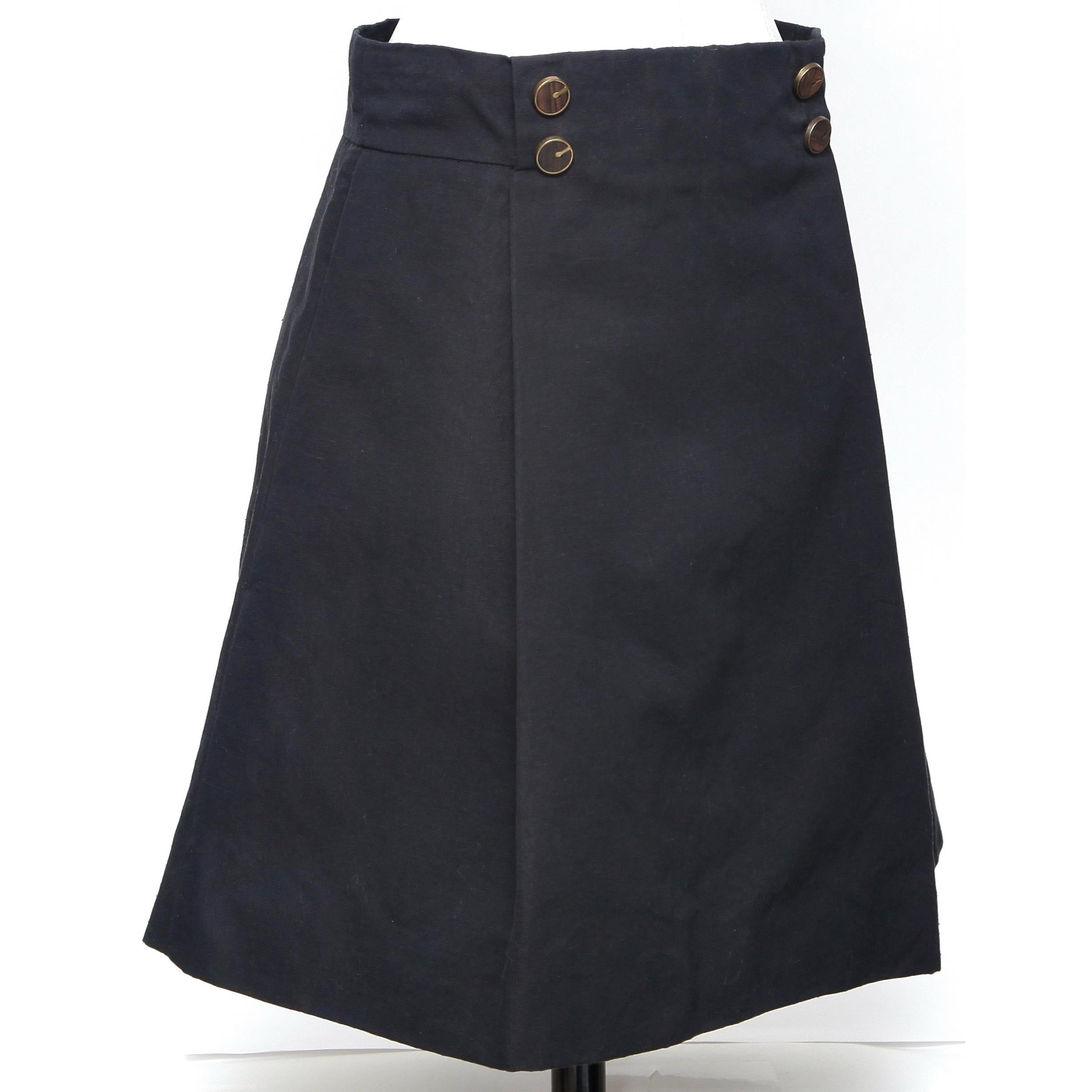 GUARANTEED AUTHENTIC CHLOE BLACK COTTON BLEND PLEATED SKIRT

Design:
- Large pleated front with non-working buttons.
- Side pockets.
- Rear zipper and dual hook-n-eye closure.
- Fully lined.

Size: 42

Fabric: 58% Cotton, 42% Polyester

Measurements