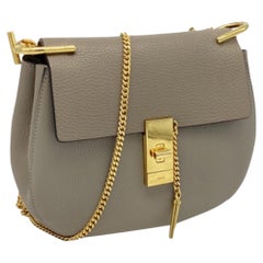 Petit sac à bandoulière Drew de Chloé en cuir gris