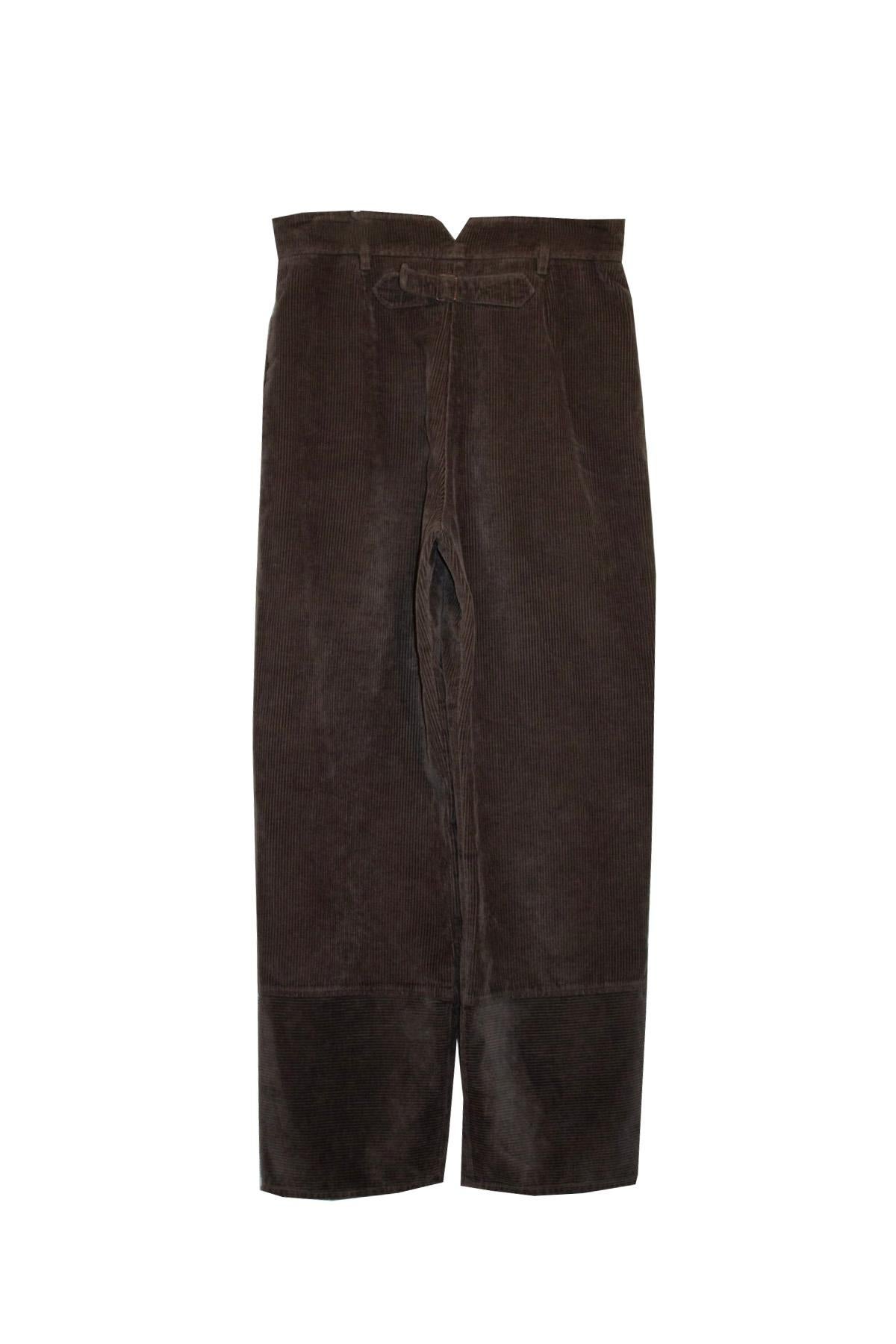 A great pair of pants for Fall , by Chloe, See by Chloe line. In a cotton and linen mix, the trousers are in a soft dove grey colour. There is front fly opening , double belt hoops and a pocket on either side.  
Size 40 Measurements: waist 31'',