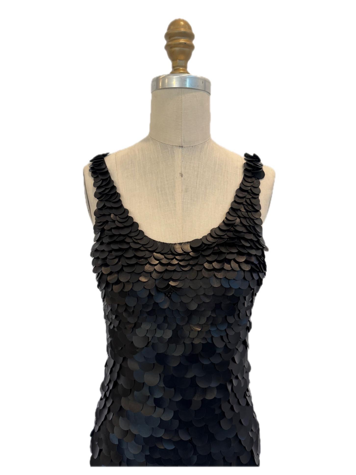 Chloé SS2008 Robe de soirée longue en cuir noir et paillettes FR 36 (US 4)
Fabriqué en Italie

Rare pièce de collection de Chloé datant du défilé printemps-été 2008, cette robe est entièrement ornée de paillettes de peau d'agneau noire