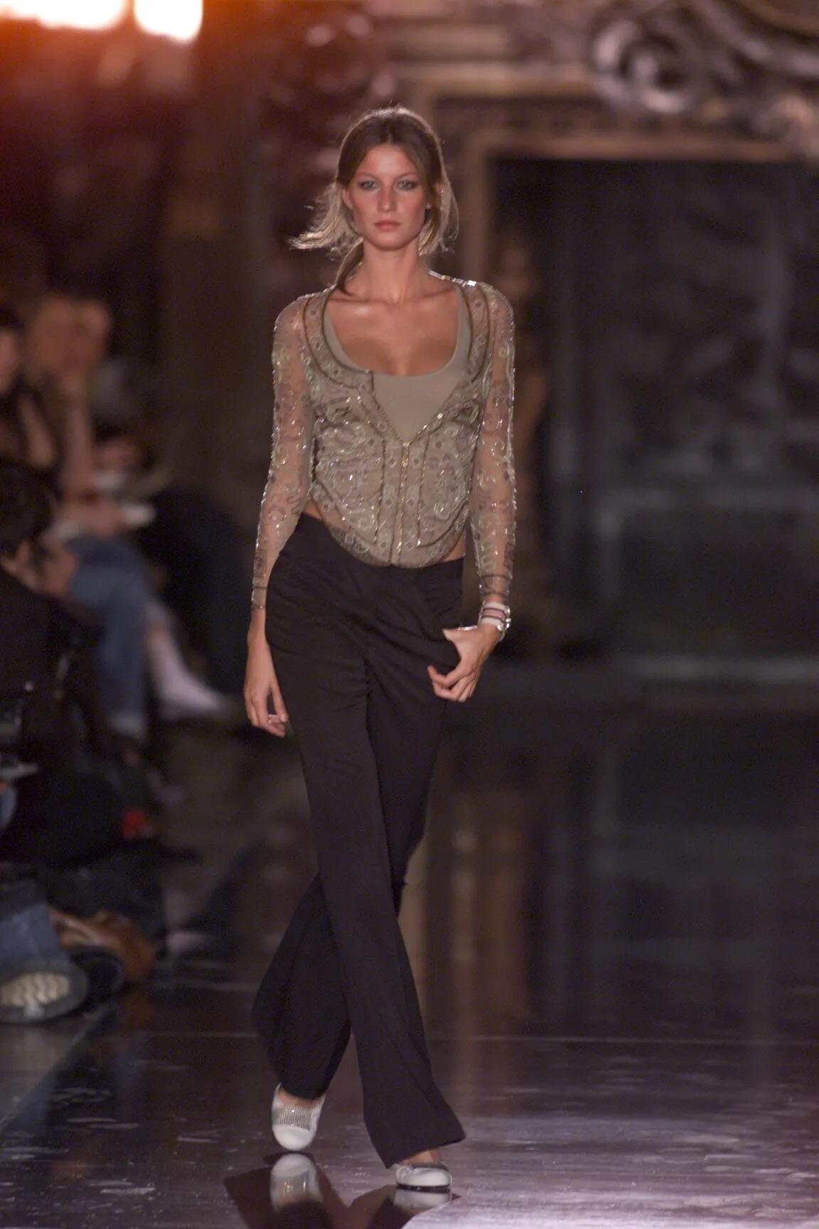 Portée par Gisele Bündchen lors du défilé F&F Vintage de Chloé, cette pièce est une célébration de l'artisanat complexe et de l'élégance d'inspiration vintage. Conçue sous la direction de Stella McCartney, cette pièce en tulle transparent est ornée