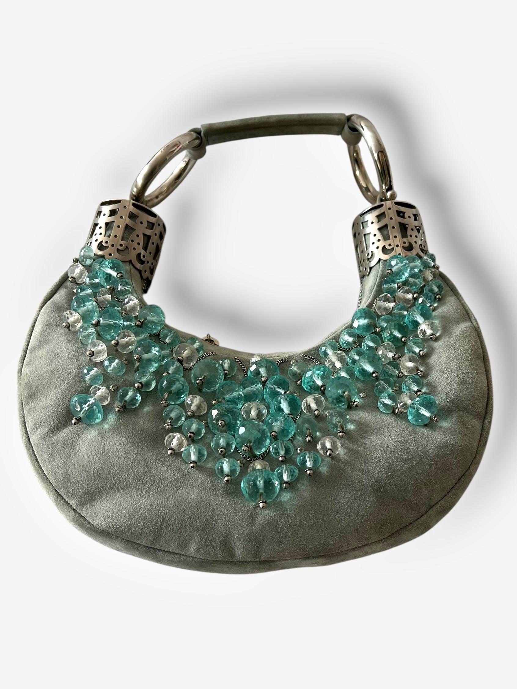Questa splendida borsa hobo con braccialetto in pelle scamosciata dell'era Phoebe Philo di Chloé trasmette serene vibrazioni da sirena con i suoi abbellimenti in perline di cristallo e color acqua marina. L'esclusiva forma a mezzaluna, l'hardware