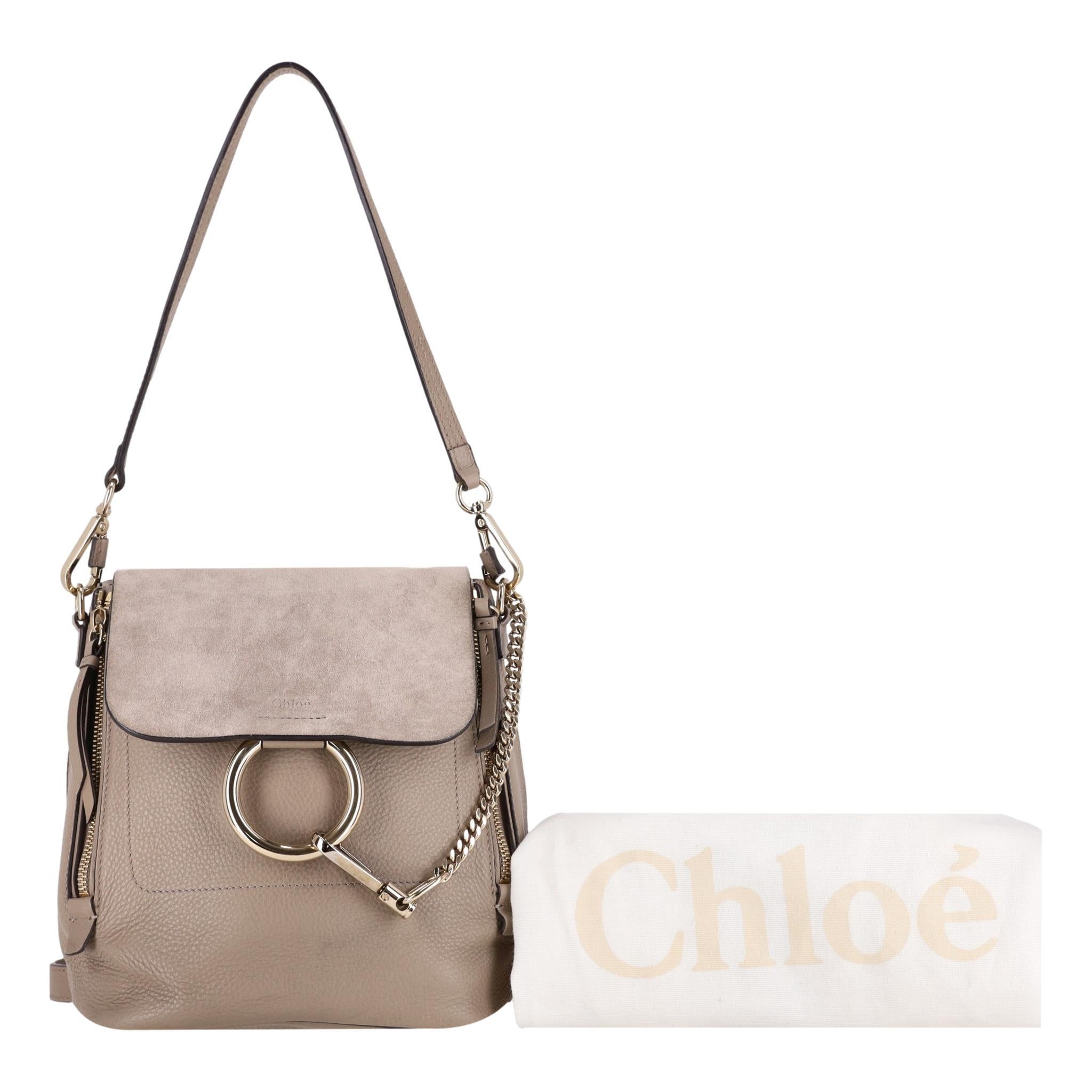 Chloe Suede & Calfskin Small Faye Backpack

Mini sac à dos gris moucheté en cuir de veau et daim avec bandoulière et bretelles amovibles et réglables en cuir.

Le rabat avant est orné d'une chaîne décorative dorée et d'un fermoir en argent poli à