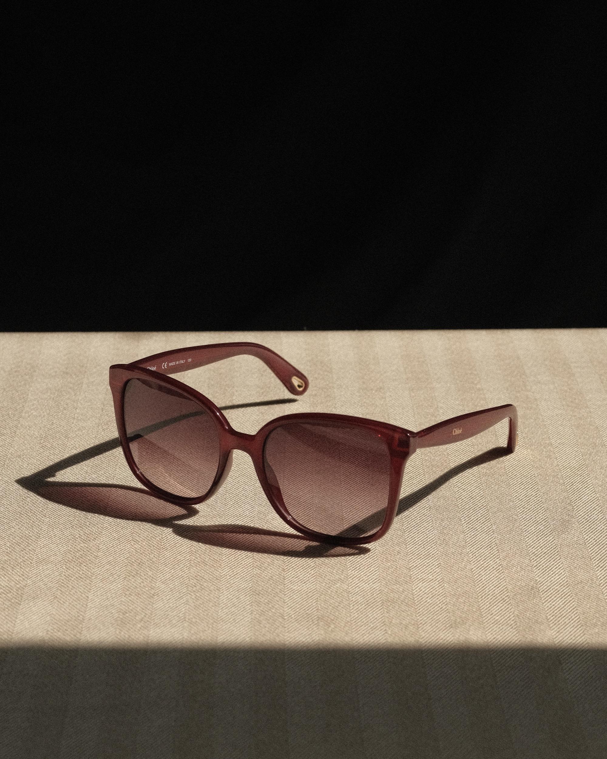 Chloé Sunglasses Square Burgundy Gradient Lens w/Case and Cloth 2000's  In Good Condition For Sale In Los Angeles, CA