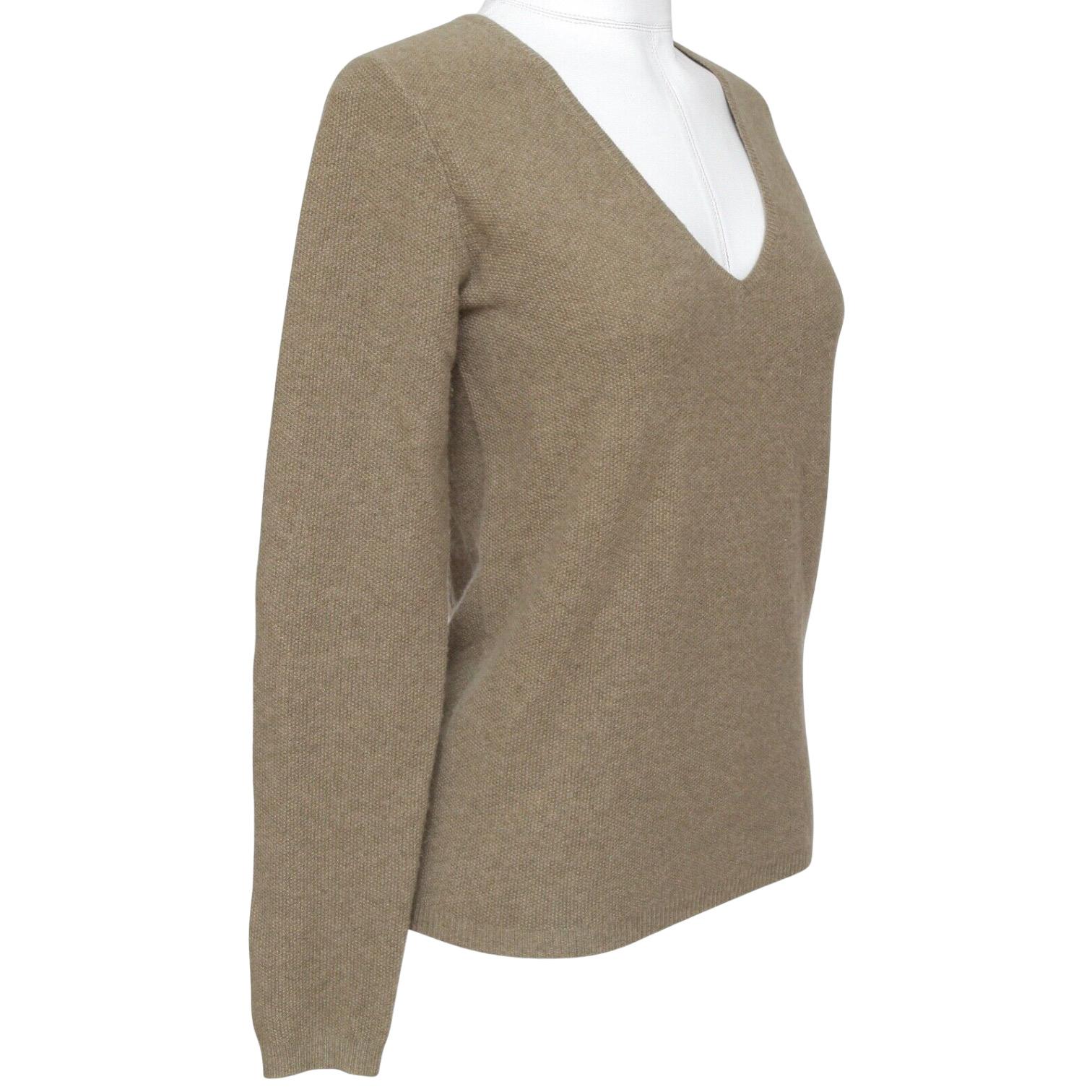 GUARANTEED AUTHENTIC CHLOE CASHMERE V-NECK SWEATER

 

Details:
- Lightweight pullover v-neck cashmere sweater in a mossy green color.
- Long sleeve.
- Ribbing at neckline, sleeves and hem.
- Easy great piece for your Chloe collection.

Size: