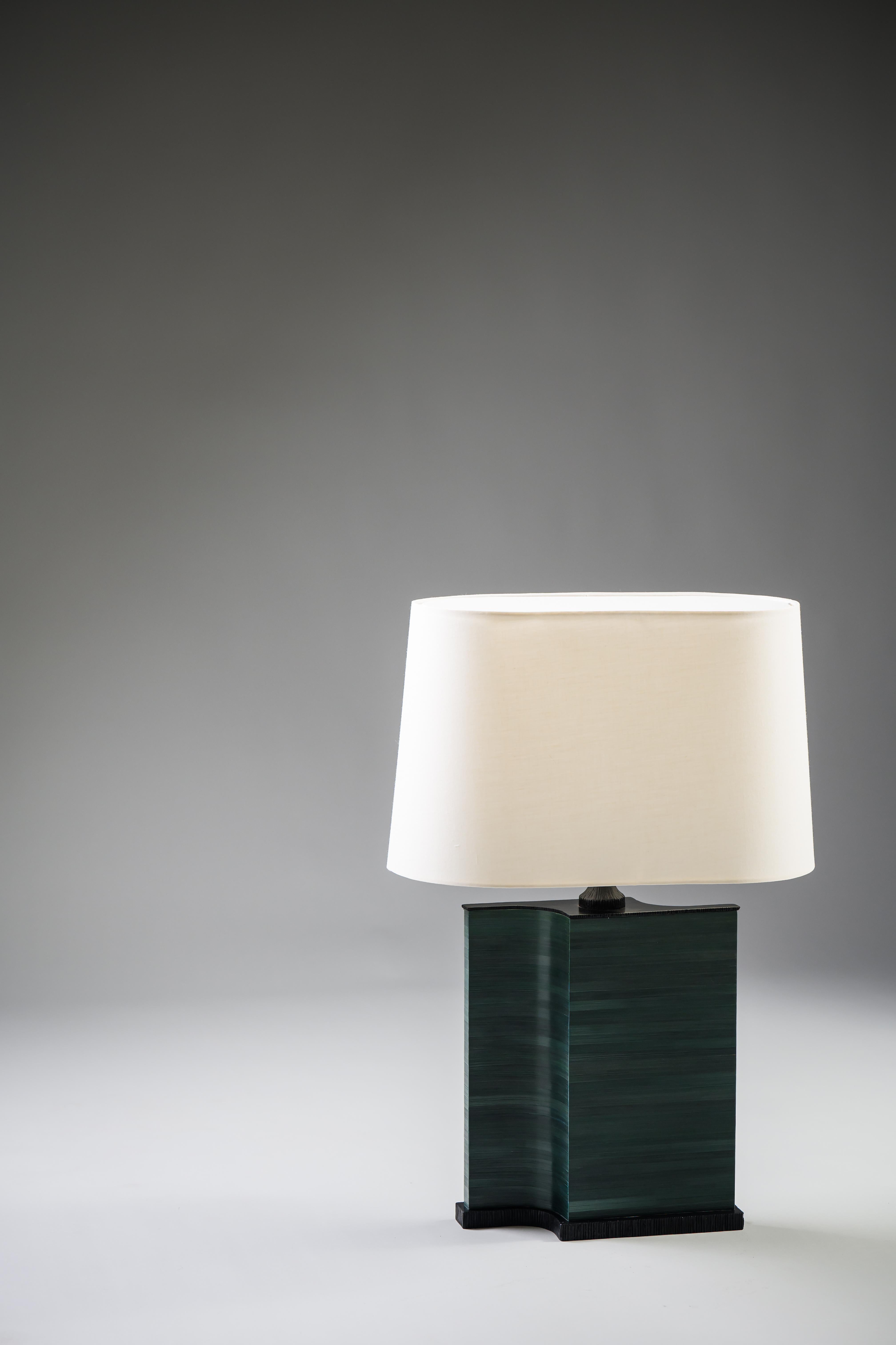 XXI secolo e contemporaneo Lampada da tavolo Chloe in intarsio di paglia verde di Elan Atelier (in preordine) in vendita