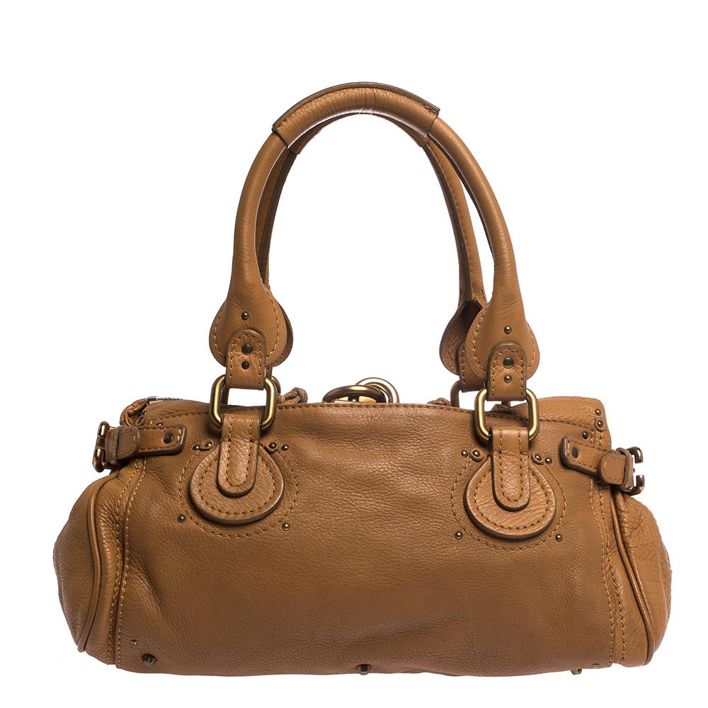 Diese Chloe Paddington Schultertasche unterstützt Ihren tadellosen Stil an allen Tagen. Goldfarbene Beschläge mit einem klobigen Schloss auf der Vorderseite ziehen leicht alle Blicke auf sich. Das hellbraune Leder hat eine interessante Textur::