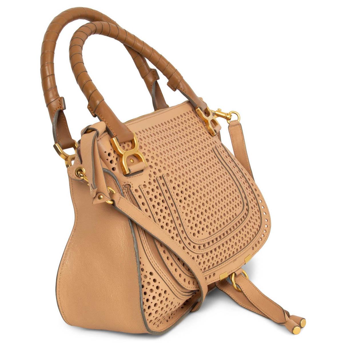 100% authentique Chloé Sac à bandoulière moyen Marcie perforé en cuir havane avec poignées plus foncées et matériel de couleur dorée. Le sac comporte une poche supplémentaire sous le rabat et s'ouvre par une fermeture éclair sur le dessus. Il est