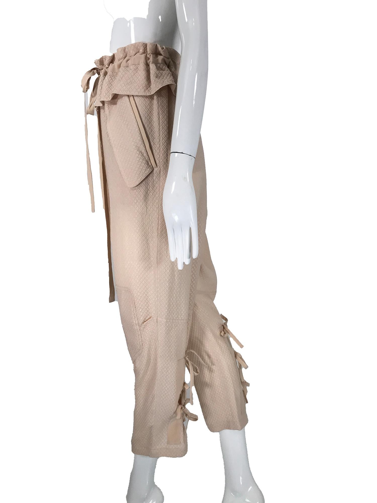 Beige Chloé - Pantalon à jambes froncé avec ceinture et cravate, en soie, tissée de diamants, taupe en vente