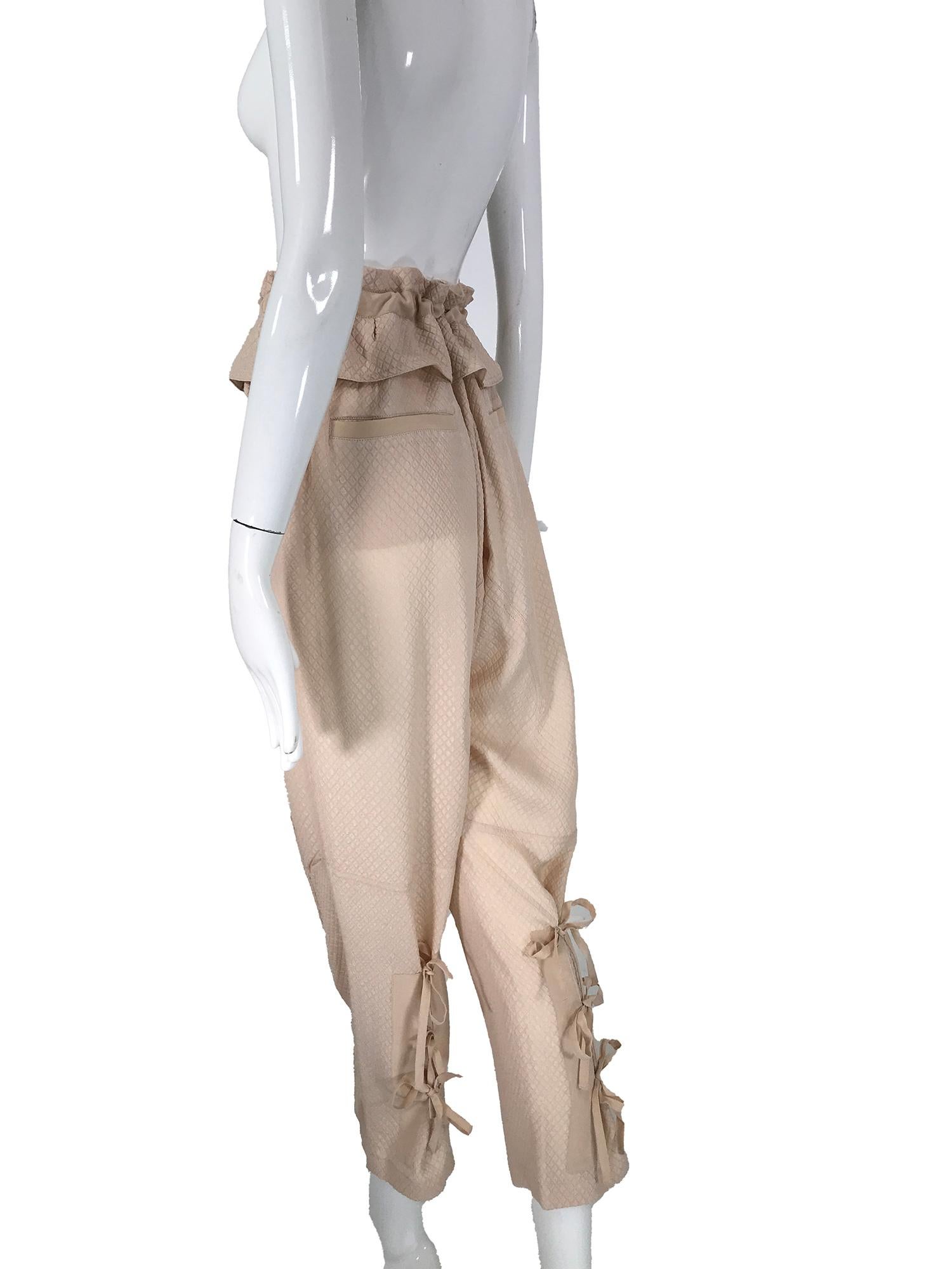 Chloé - Pantalon à jambes froncé avec ceinture et cravate, en soie, tissée de diamants, taupe Bon état - En vente à West Palm Beach, FL