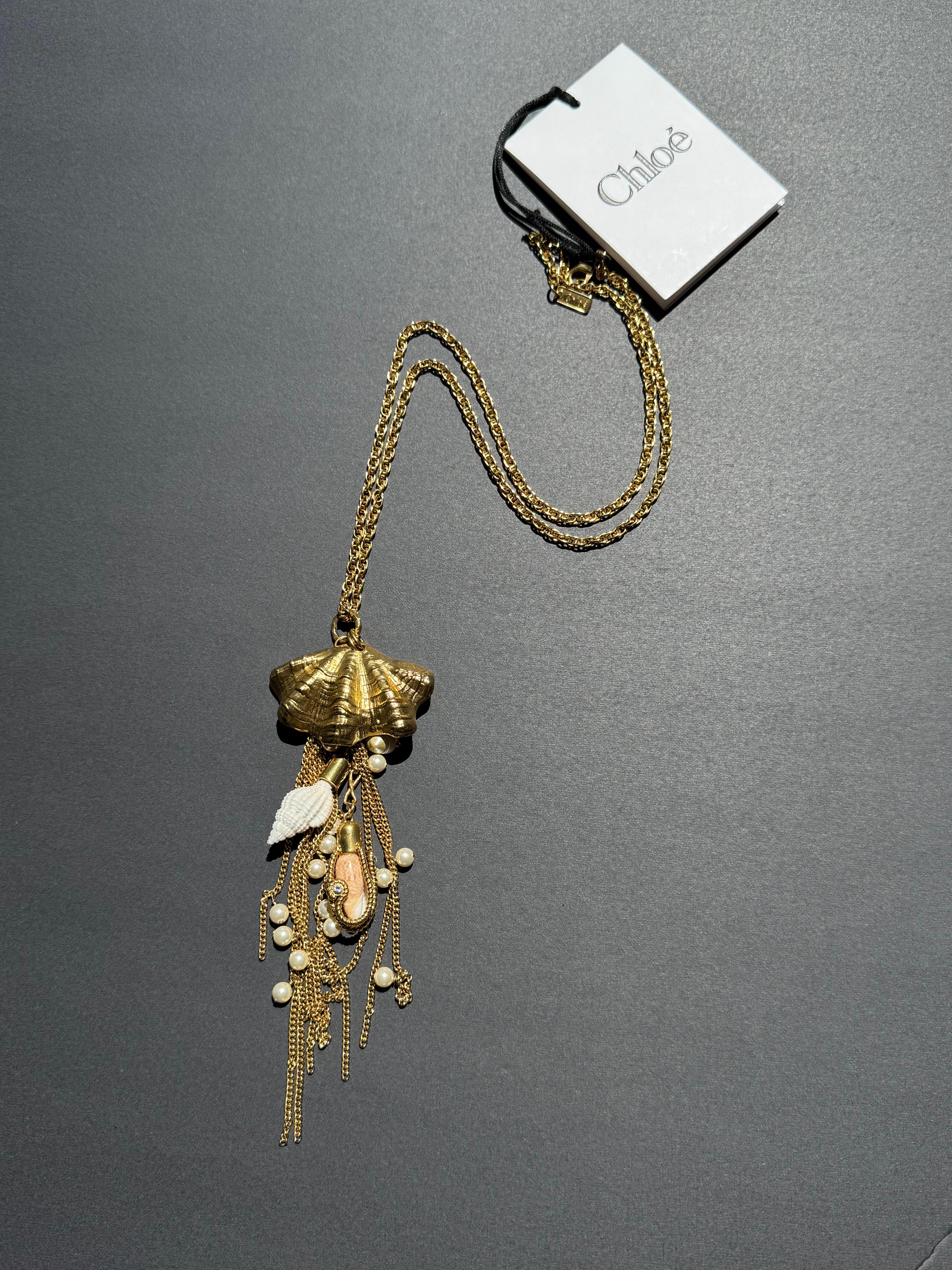 Collana con ciondolo conchiglie Chloé The Chloé in vendita 4