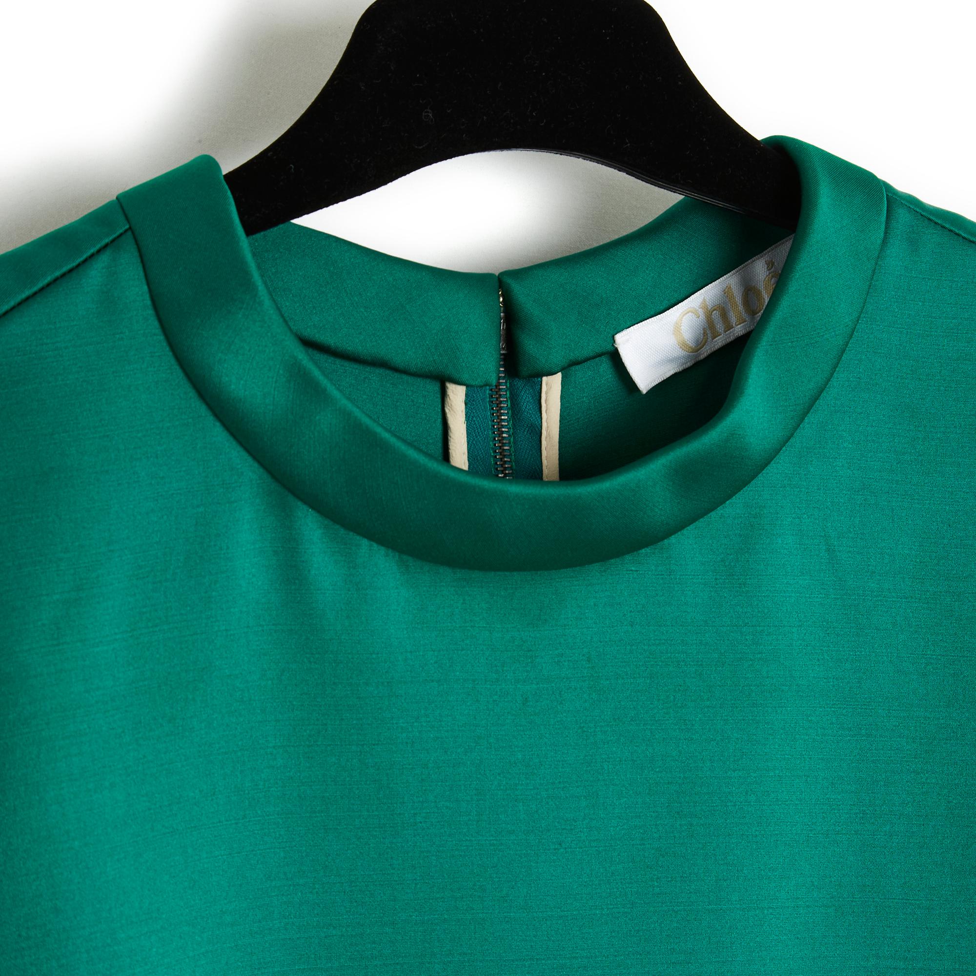 Chloé weites Oberteil im T-Shirt-Stil aus dickem Seidensatin (70%) und grasgrüner Wolle, Rundhalsausschnitt, kurze Ärmel, gerader und 