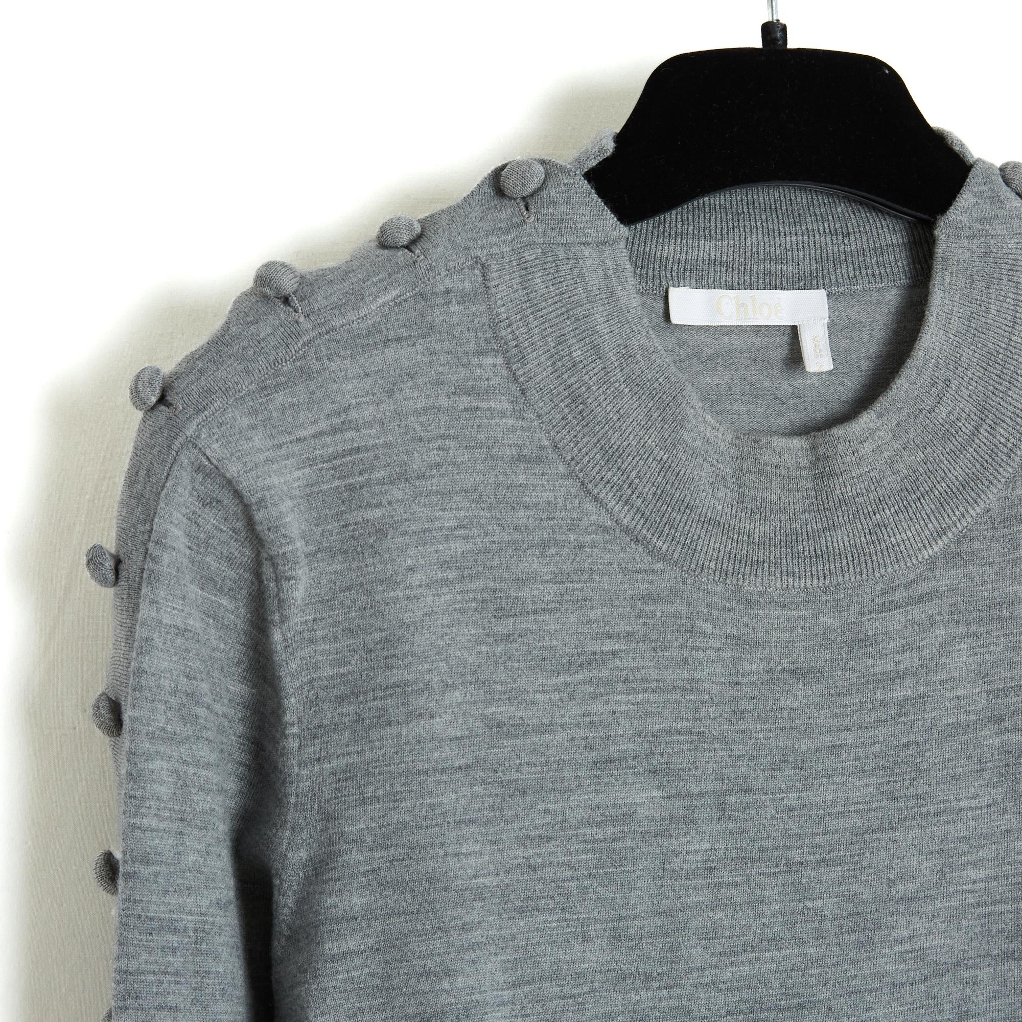 Pull 2018 en maille de laine gris chiné fine et douce, col rond et manches longues entièrement boutonnées et bordées d'un 