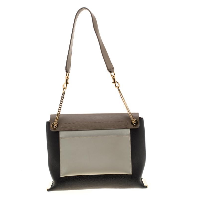 This Chloe shoulder bag is the perfect accessory that will go with almost any outfit. Crafted from leather, it features a chain handle with leather shoulder rest, gold-tone protective trim on the corners and a metal bar on the flap. The interior is