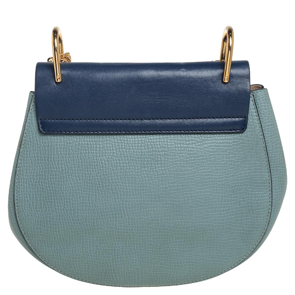 Die Drew-Tasche von Chloe ist eine der beliebtesten Taschen der Luxuswelt und war Teil der Herbst/Winter-Kollektion 2014 des Labels. Er hat eine ausgeprägte Form und minimale stilistische Details. Diese Umhängetasche wurde sorgfältig aus Leder