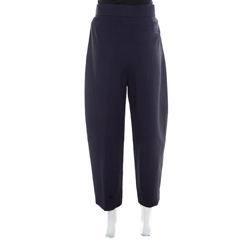 These high waisted culottes from Chloe look very smart and are sure to grab you a lot of compliments. They are made of a blend of fabrics and feature a navy blue hue. They flaunt a pleated silhouette with zip closure and three pockets. Pair them