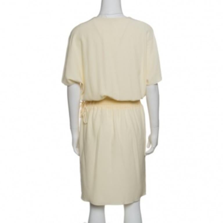 Este vestido de Chloe es todo estilo y tendencia. Fabricado en tejido mixto, seguro que llama la atención de todos. Lleva este modelo amarillo con zapatillas para un look desenfadado.