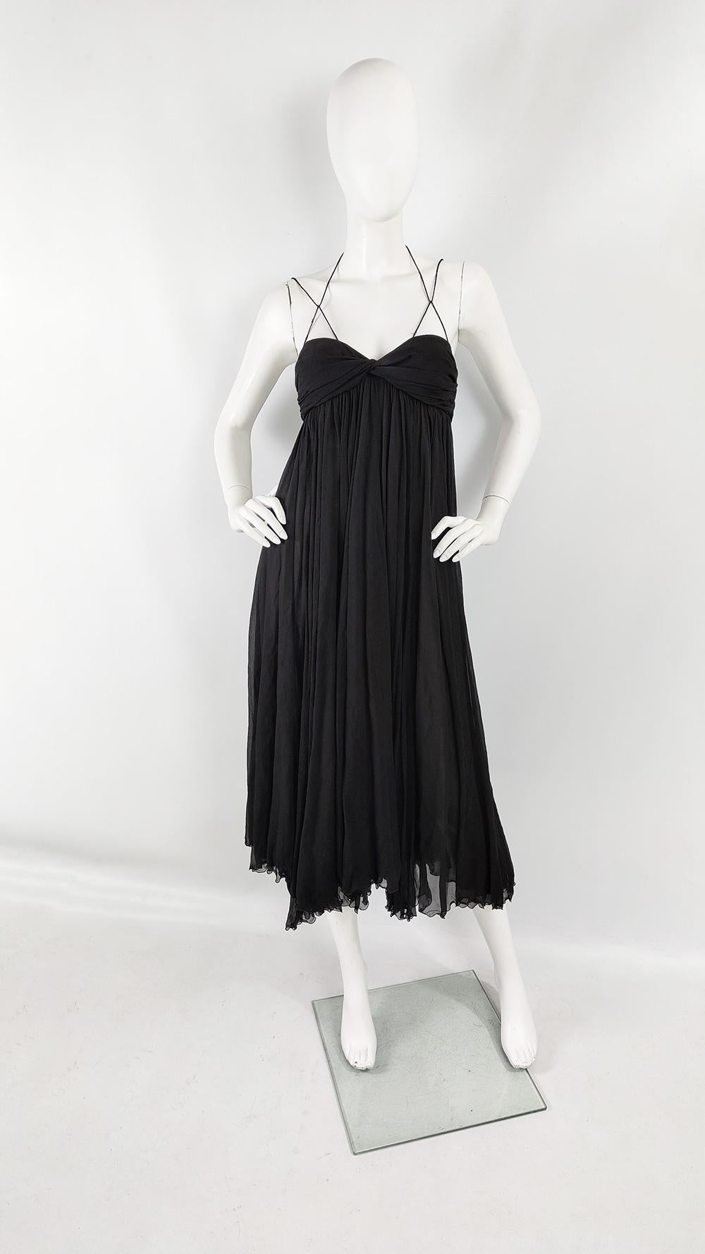Un favoloso abito da sera vintage degli anni '90/primi anni 2000 della lussuosa casa di moda francese Chloé. In metri di chiffon nero di pura seta che conferisce un aspetto fluttuante, con busto increspato e spalline sottili. Ha un orlo a fazzoletto