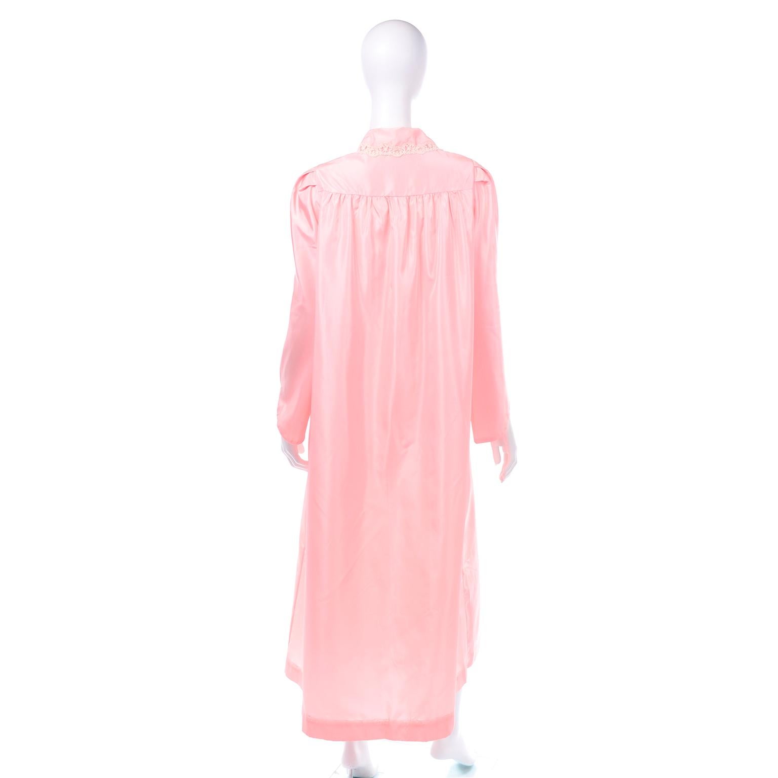 Chloe Vintage Robe aus rosa Taft mit Knopfleiste und Spitzenbesatz und rosa Taftbesatz (Pink) im Angebot