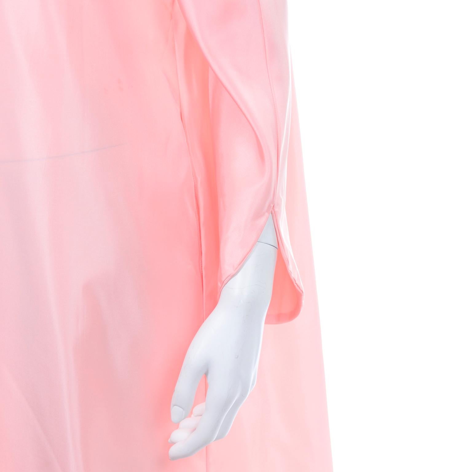 Chloe Vintage Robe aus rosa Taft mit Knopfleiste und Spitzenbesatz und rosa Taftbesatz Damen im Angebot