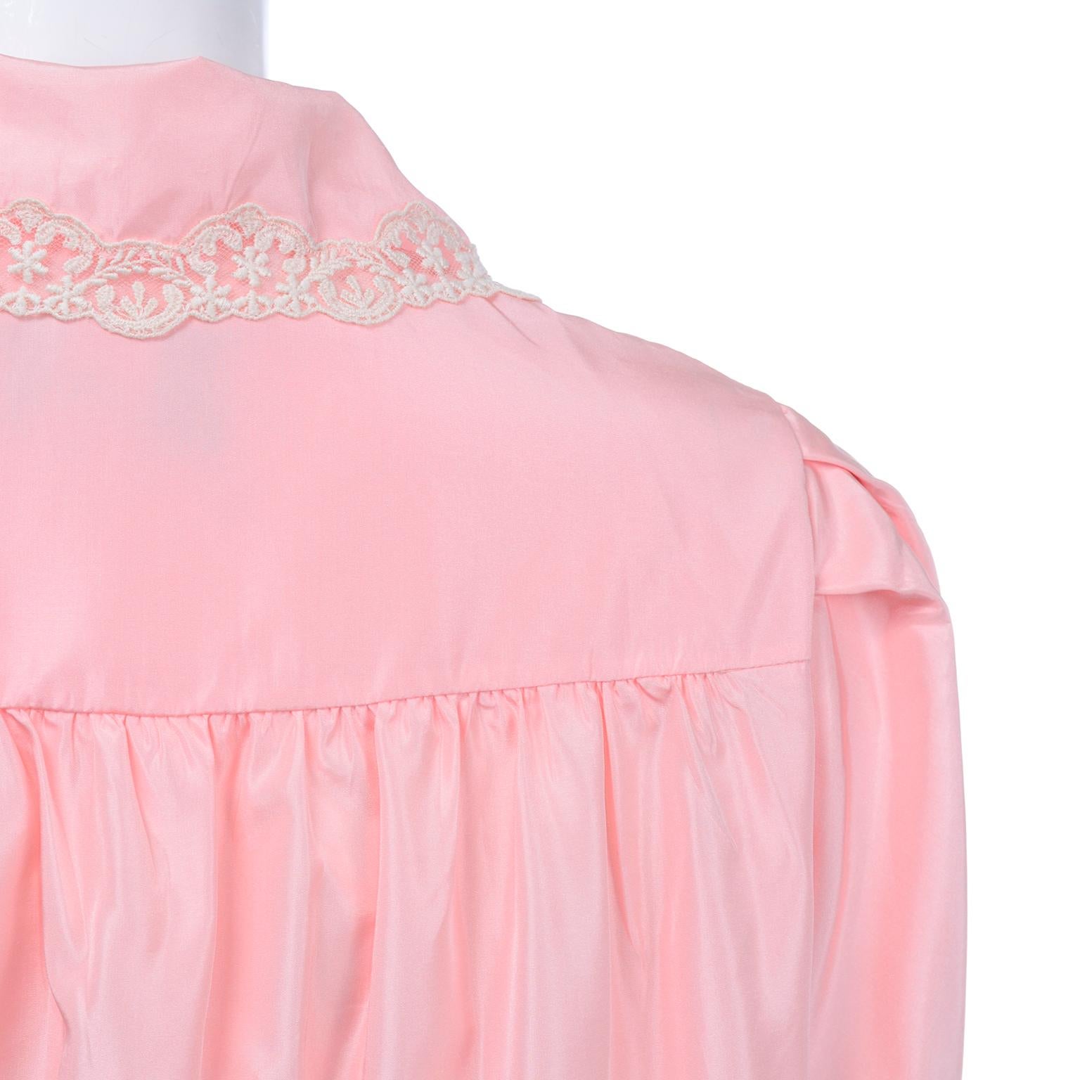 Chloe Vintage Button Front Pink Taffeta Robe With Lace Trim In Good Condition For Sale In Portland, OR