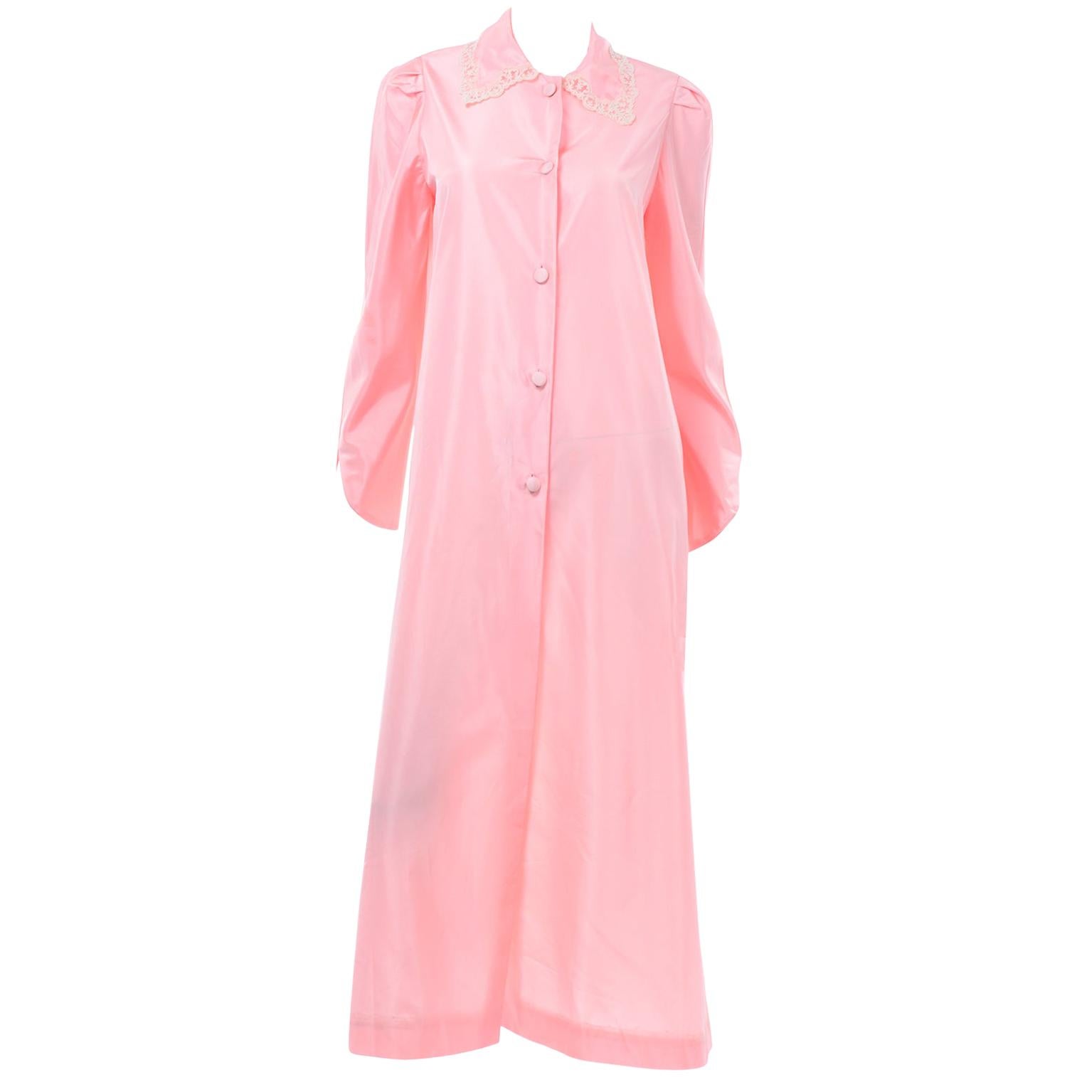 Chloe Vintage Robe aus rosa Taft mit Knopfleiste und Spitzenbesatz und rosa Taftbesatz im Angebot