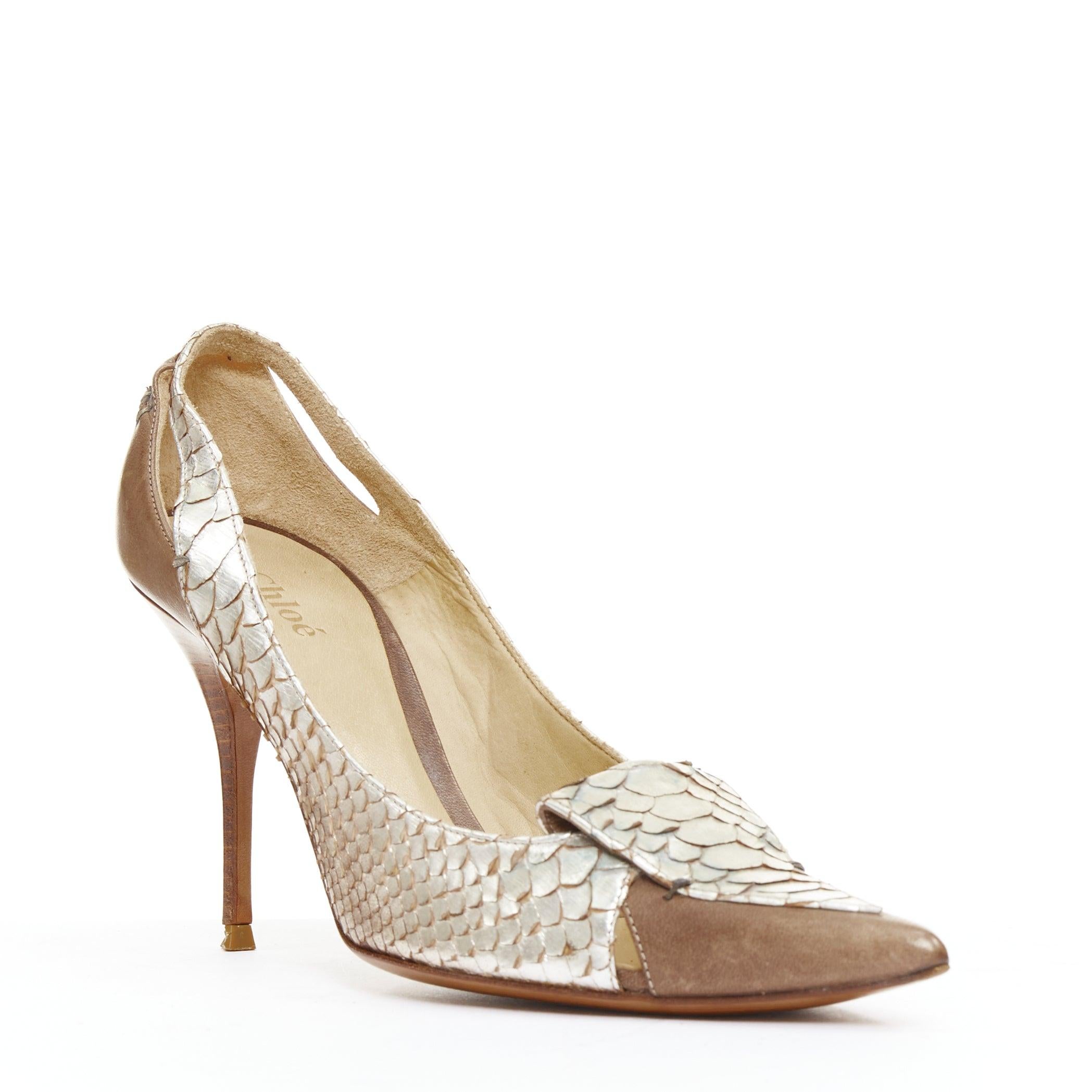 CHLOE Vintage argento metallizzato in pelle squamata marrone a punta EU37.5
Riferimento: SYDN/A00016
Marchio: Chloe
Materiale: Pelle
Colore: Argento, Marrone
Modello: Stampa animalier
Chiusura: Slip On
Fodera: Pelle nuda
Dettagli extra: Tacchi in