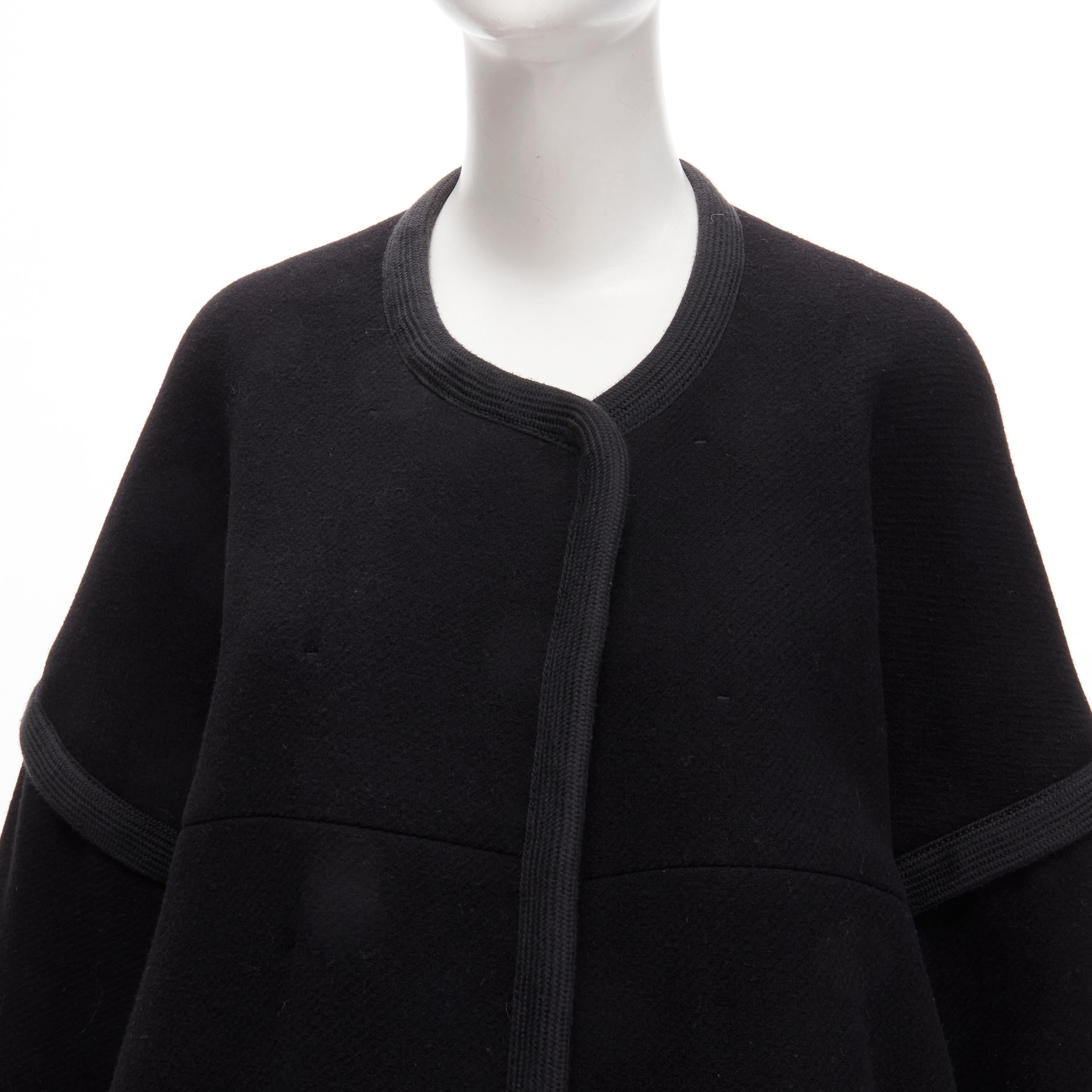 CHLOE virgin wool blend black cotton trim wide sleeve boxy cocoon coat FR34 XS
Reference: TGAS/C01685
Brand: Chloe
Material: Virgin Wool, Polyamide
Color: Black
Pattern: Solid
Closure: Snap Buttons
Lining: Black Fabric
Made in: