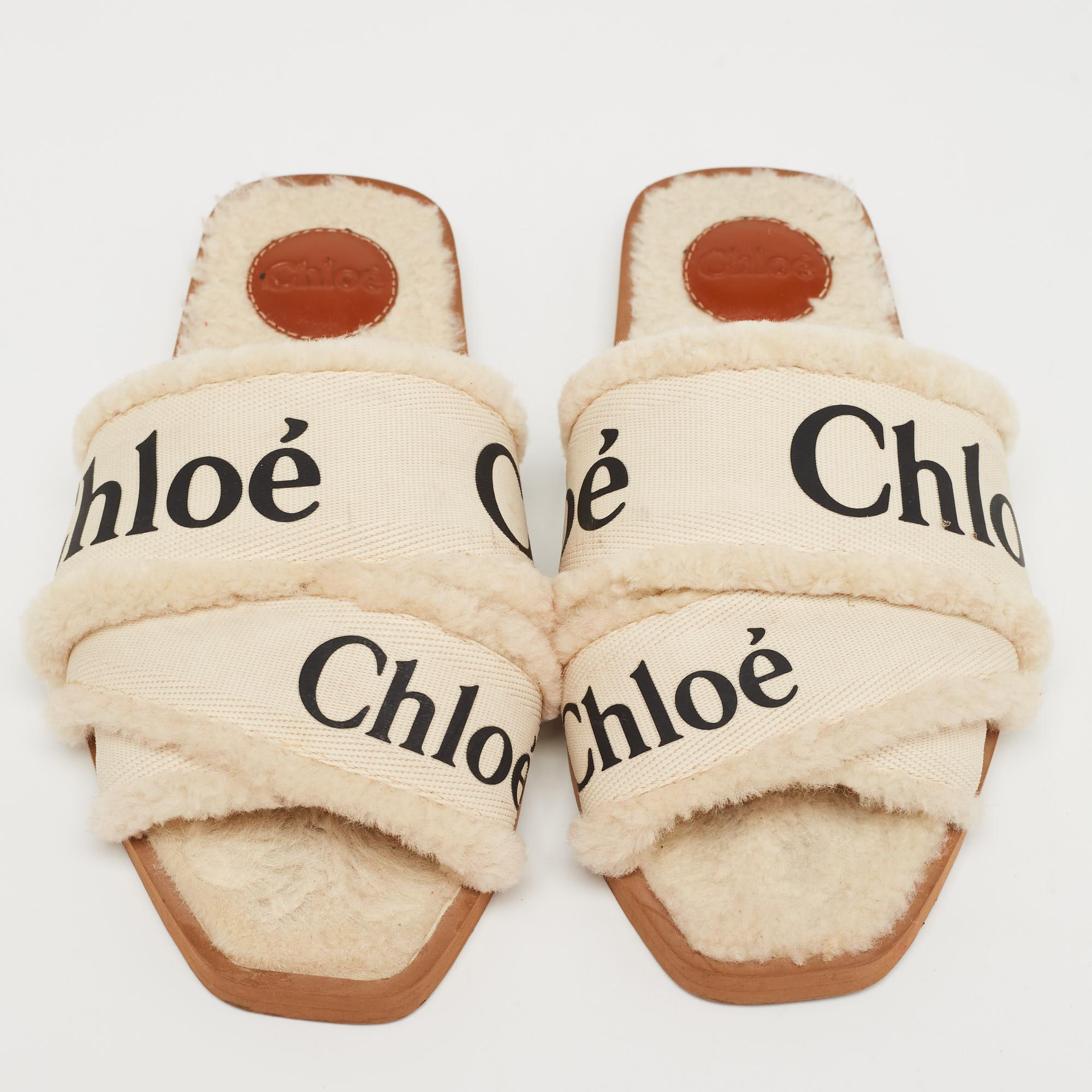 Chloe White Canvas and Fur Shearling Woody Slide Flats Size 39 In Good Condition In Dubai, Al Qouz 2