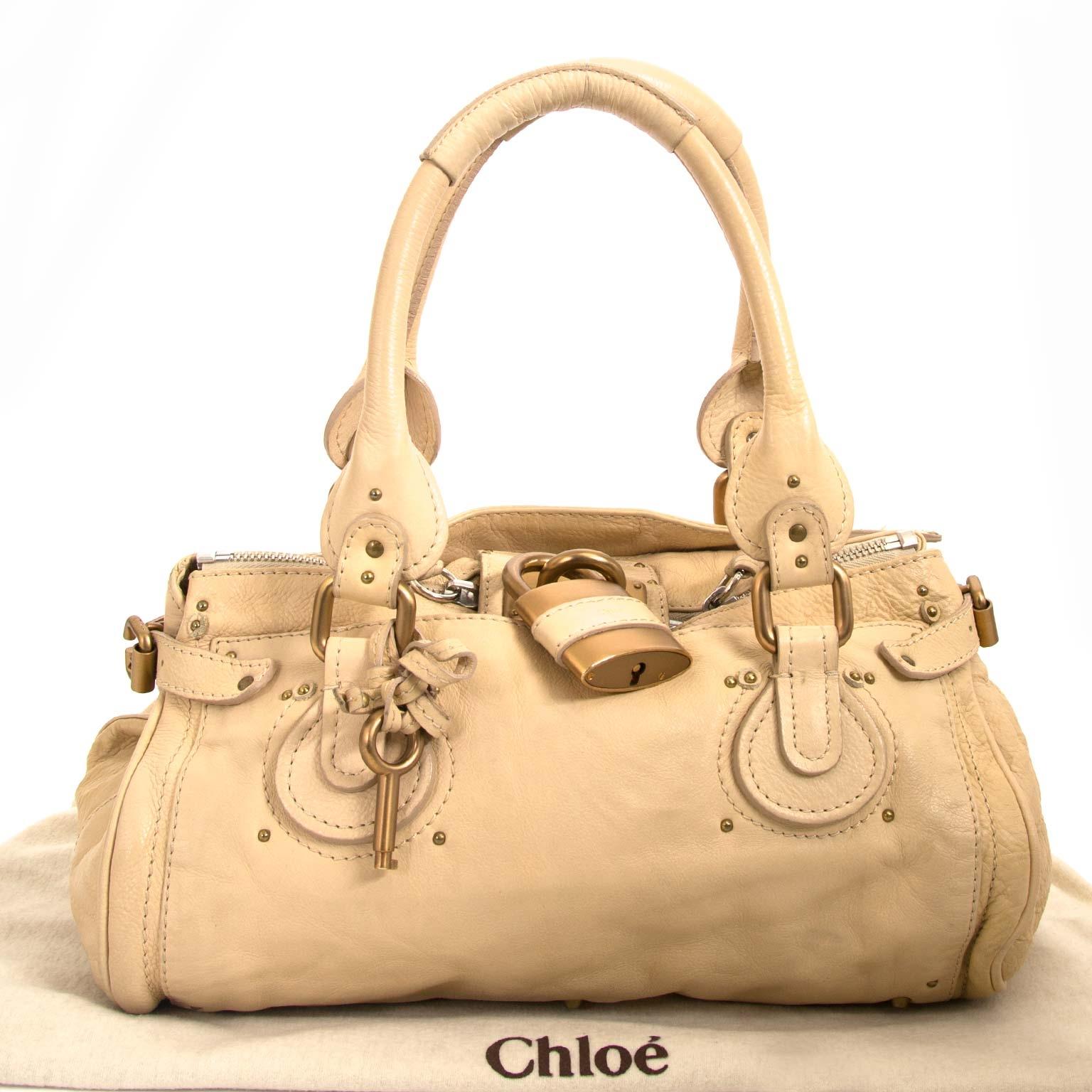 Good condition

Chloé White Cream Paddington Padlock Bag

This beautiful Chloé bag is crafted in white cream leather and features matte aged gold-tone hardware.
The bag has a double zipper closure with a fold-over oversized lock, that opens up to