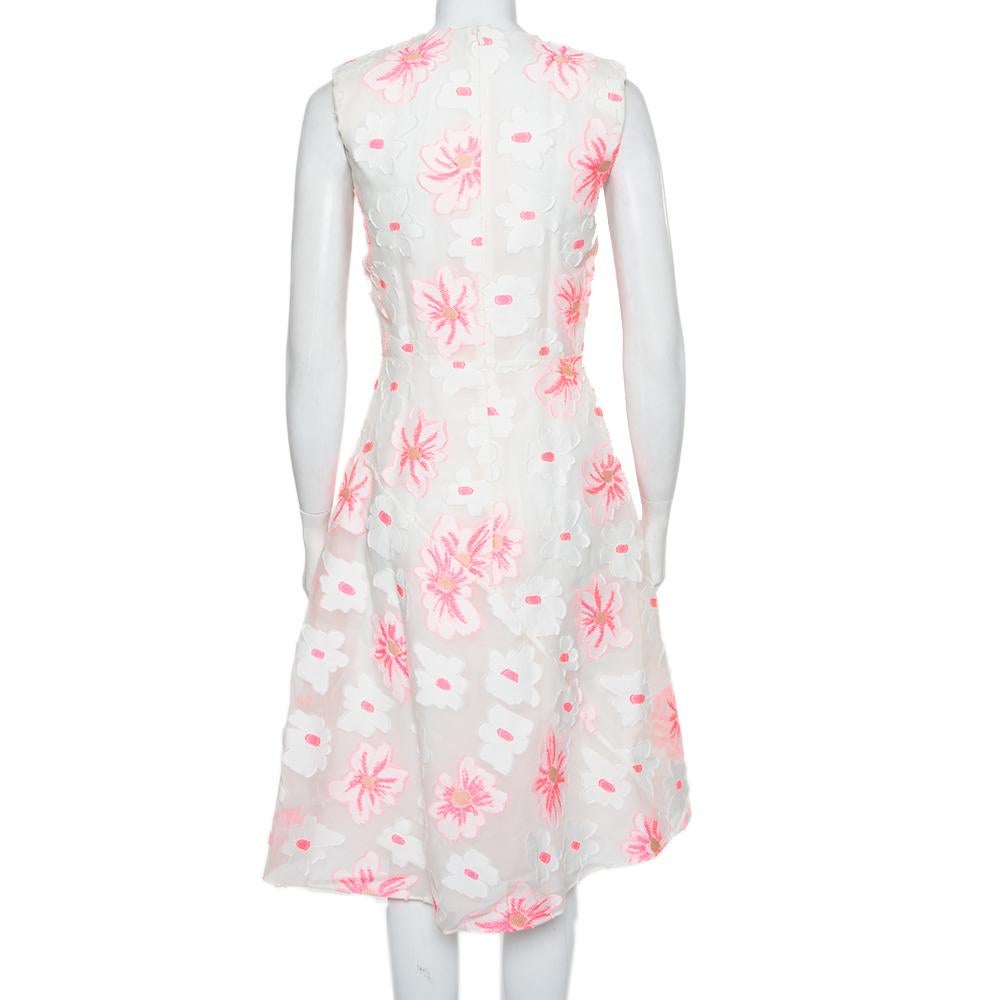 Look your fashionable best when you wear this trendy Chloe dress to a day out with friends. This pink number has been made in organza in a white shade and adorned with fluo pink floral motifs for a feminine finish. Style this stunning piece with