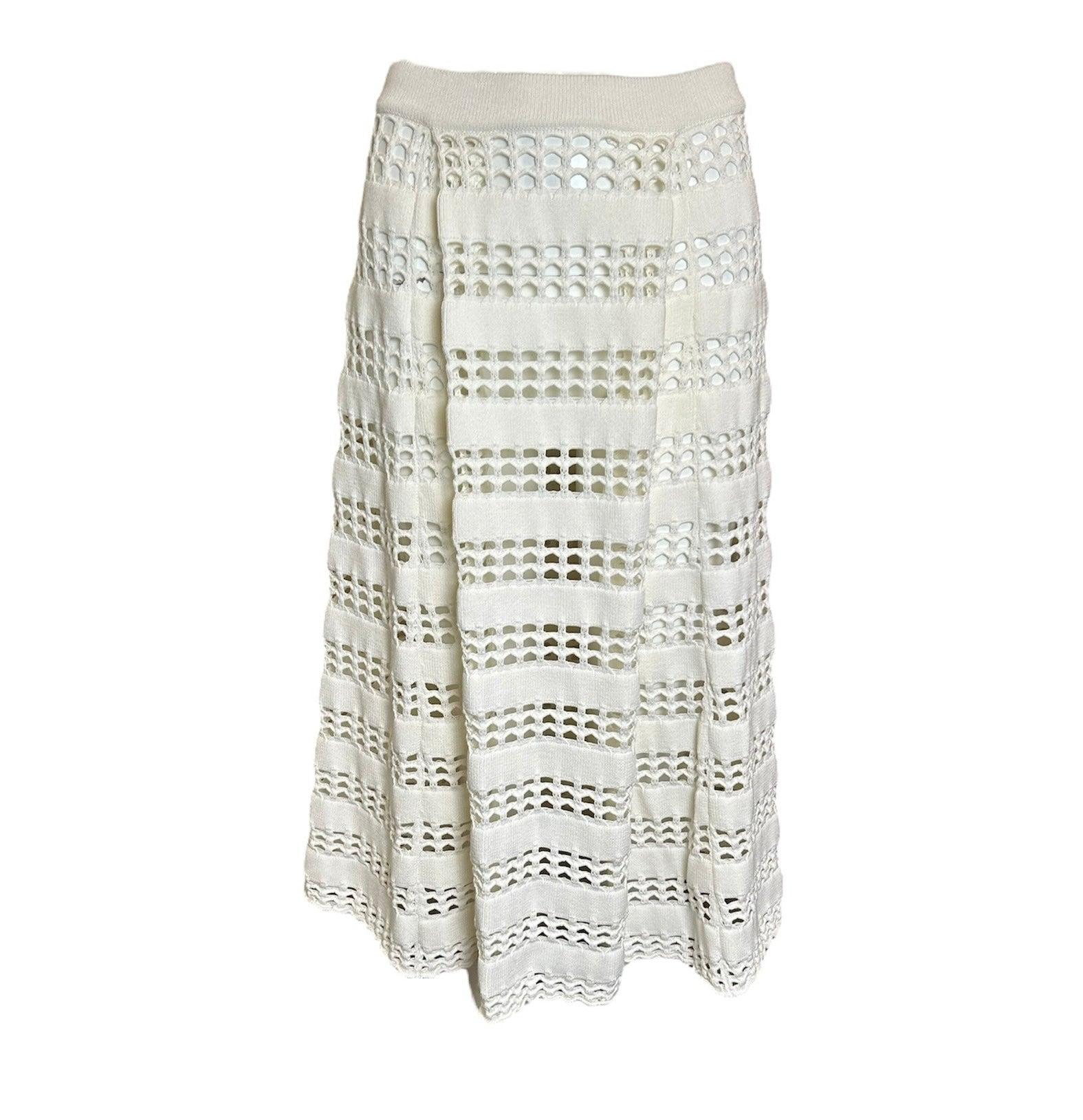 Un conjunto precioso de Chloe. Este punto de color blanco cáscara de huevo atrae la atención con sus rayas de ojales transversales. Pesada, bien hecha y siempre elegante. La cintura de la falda permite el estiramiento, sin cremallera ni abertura. La
