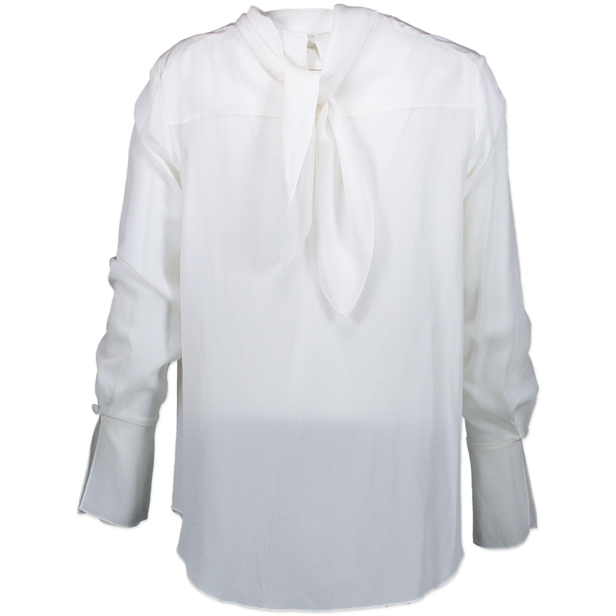 Very good Condition

Chloé White Silk top - size 36

This beautiful white silk top by Chloé is the perfect top to combine with almost all your summer looks. The top has a bow on the back, and is a little transparant.