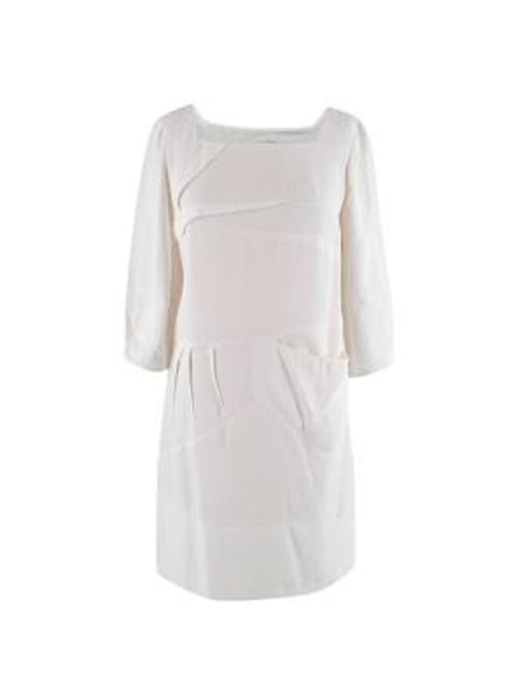 Chloe White Square Neck Silk Mini Dress

-Square neckline 
-Pocket at the waist 
-Cropped sleeve 
-Lined 
-Slip on, mini style 

Material: 

100% Silk 

PLEASE NOTE, THESE ITEMS ARE PRE-OWNED AND MAY SHOW SIGNS OF BEING STORED EVEN WHEN UNWORN AND