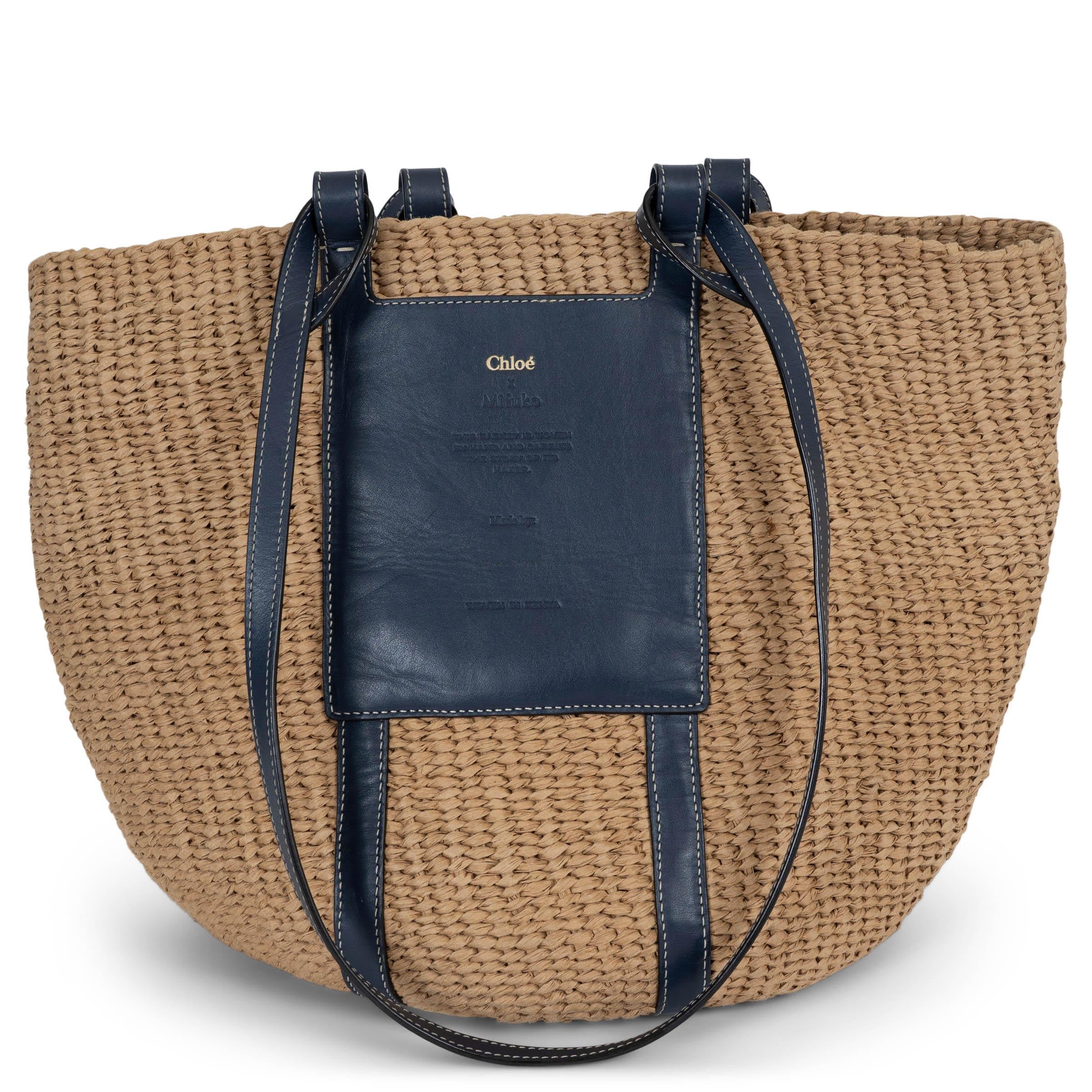 Ce cabas grand panier 100% authentique Chloé x Nature +Net Sustain est tressé à la main en papier raphia naturel et agrémenté de finitions en cuir bleu marine. Fabriqué en partenariat avec l'organisation à but non lucratif Mifuko - membre de