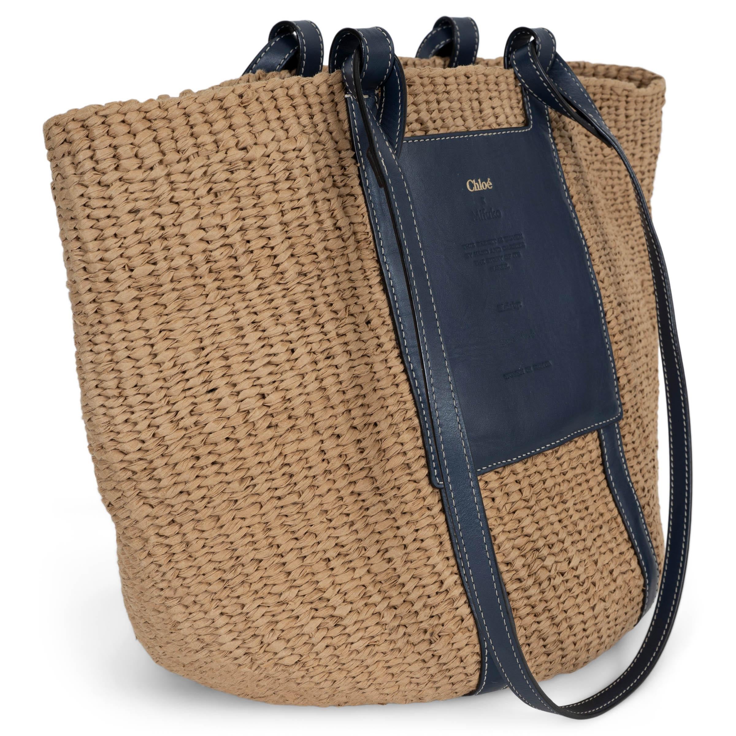 Marron CHLOE x MIFUKO sac cabas LARGE BASKET 2022 en raphia naturel et bleu en vente