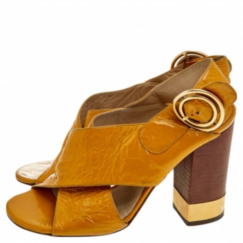 These Chloe sandals are a reflection of the label's immaculate artistry in shoemaking. Crafted from leather in a yellow shade, these beauties have a timeless appeal and can add elegance to your ensemble. They are detailed with crisis cross straps