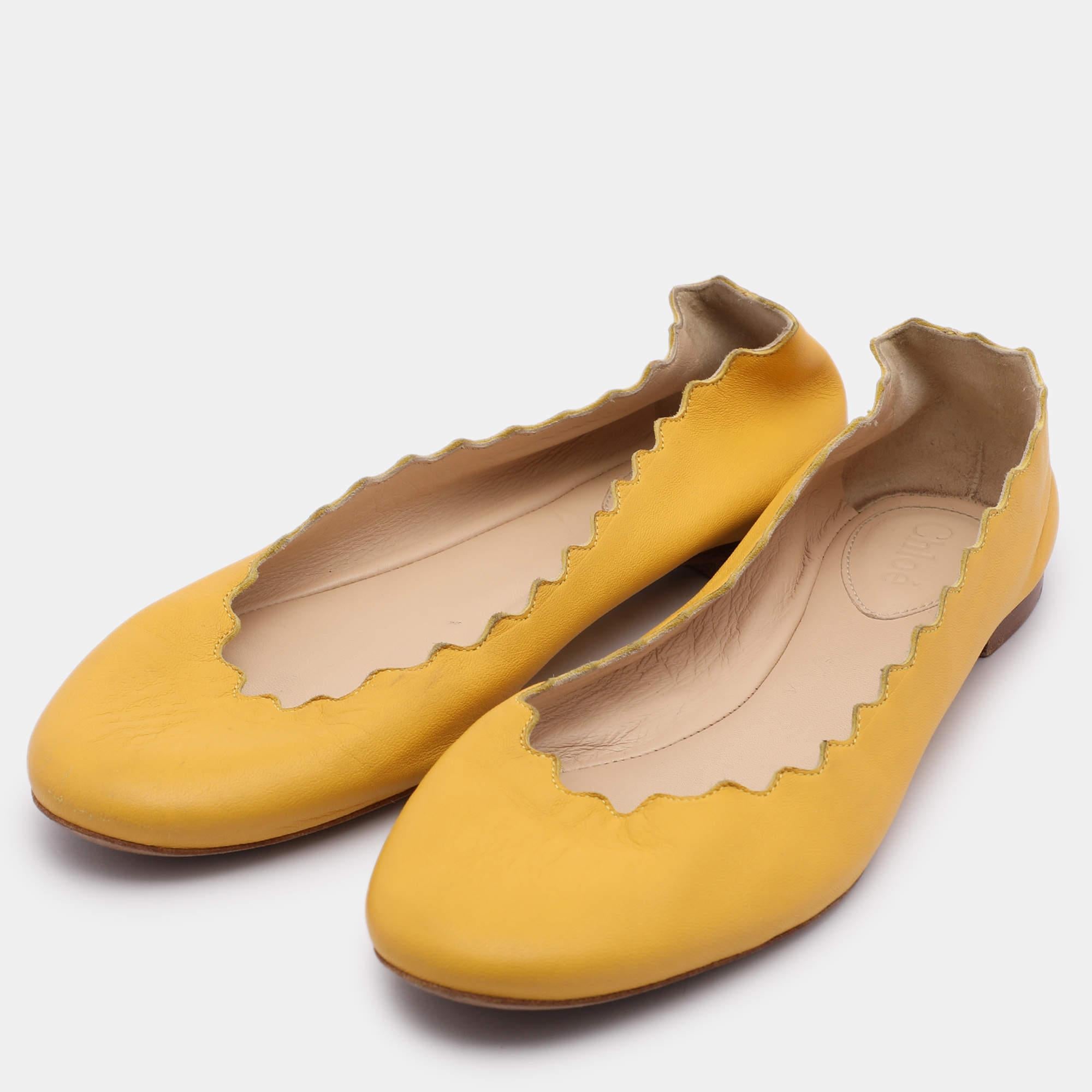 Complétez votre look en ajoutant ces ballerines jaunes Chloe à votre jolie garde-robe. Ils sont fabriqués avec soin pour garantir un ajustement et un style parfaits.