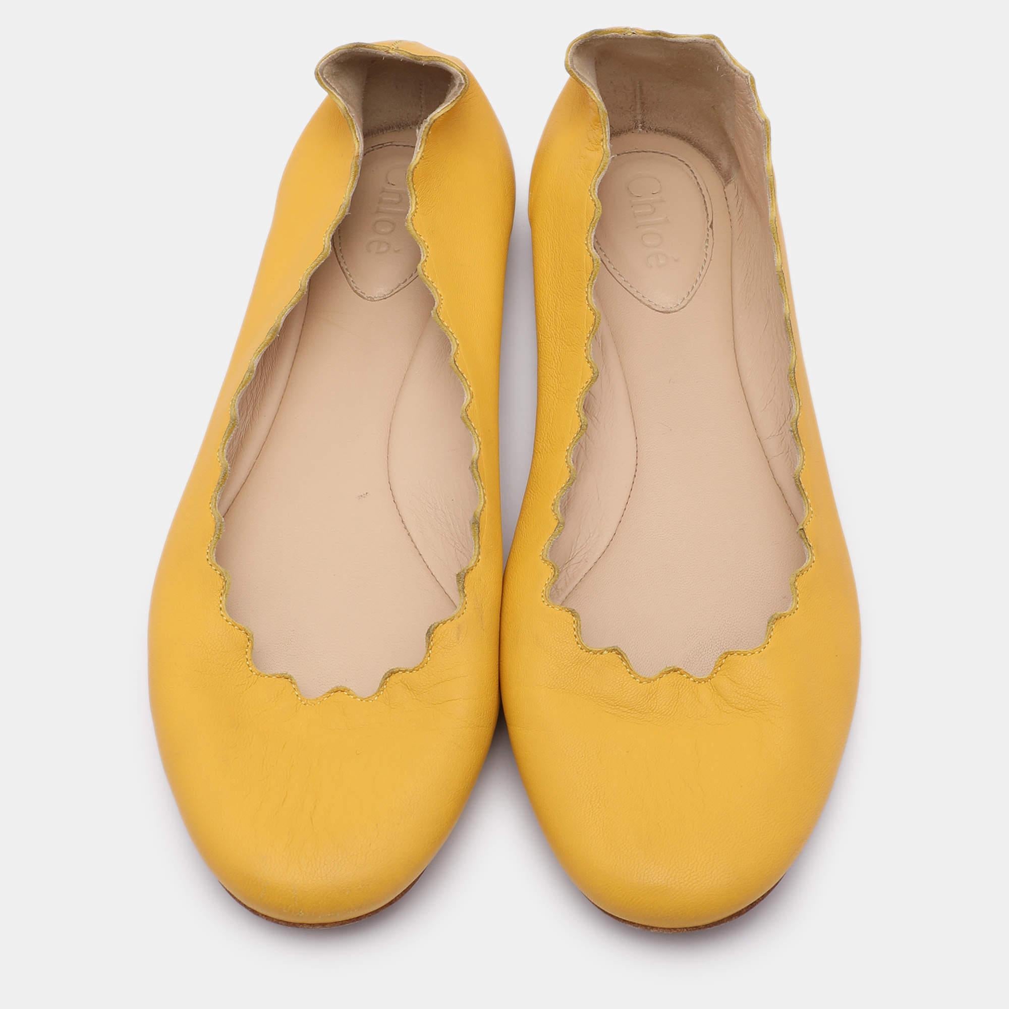 Jaune Chloe Ballerines festonnées en cuir jaune taille 35 en vente