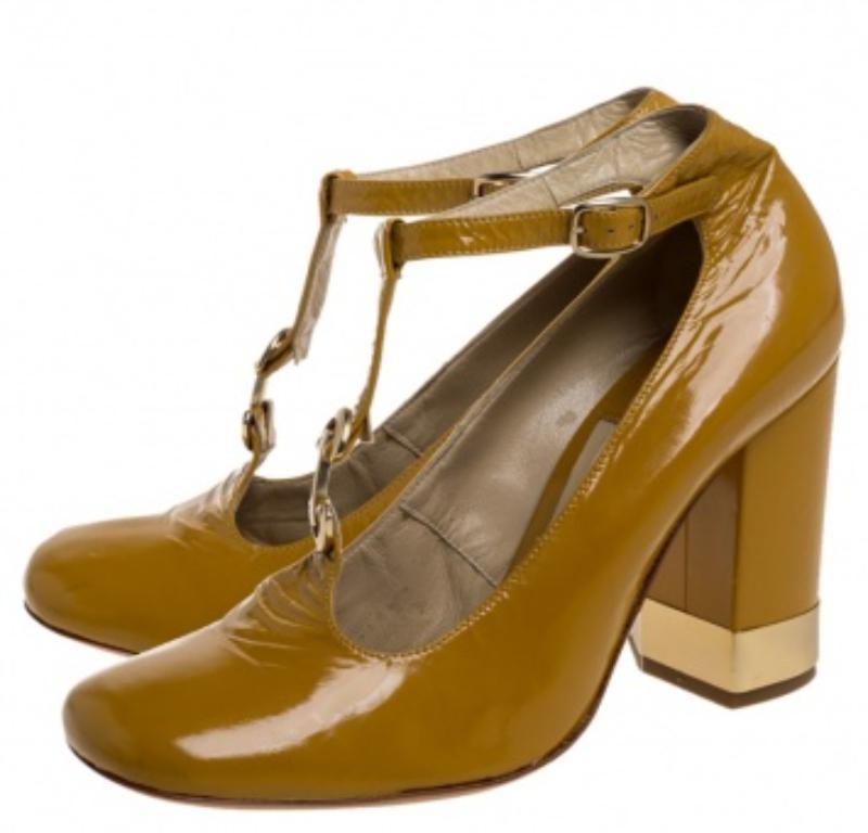 Coordonnez votre tenue avec cette paire d'escarpins en cuir et attirez tous les regards sur vous. Confectionnés en cuir dans une teinte jaune, ils sont dotés de brides en T, d'orteils carrés et montés sur des talons bloc de 9,5 cm. Portez-les avec