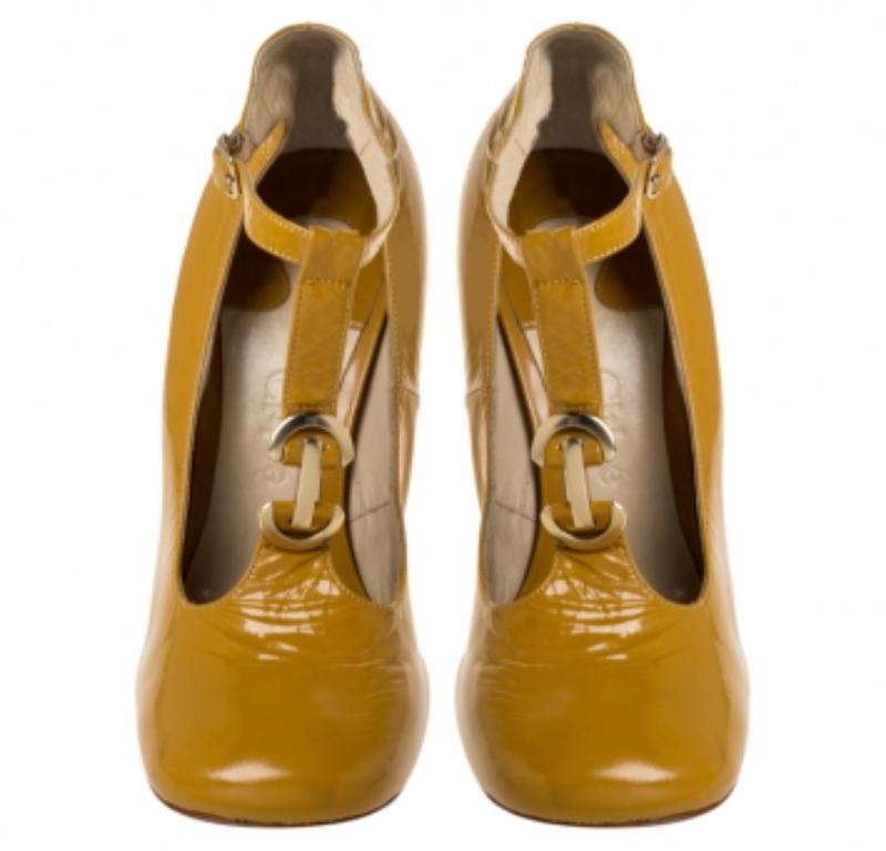 Jaune Chloe Yellow Leather T Strap Square Toe Pumps Size 37 (escarpins à bouts carrés en cuir) en vente
