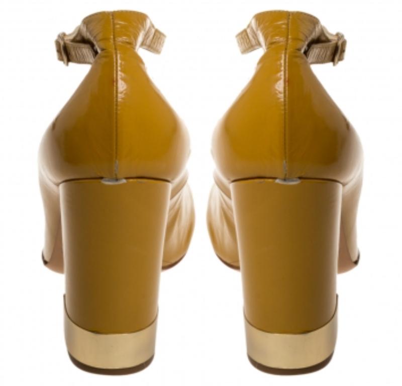 Chloe Yellow Leather T Strap Square Toe Pumps Size 37 (escarpins à bouts carrés en cuir) en vente 3