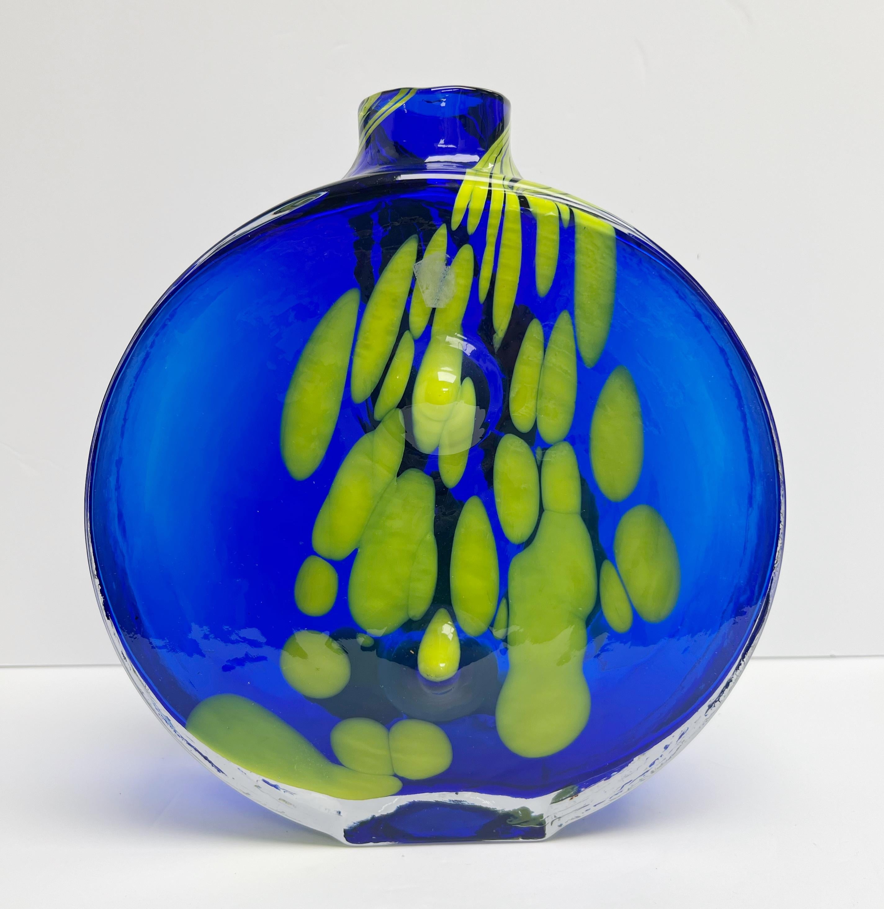 Un grand vase en verre d'art par CHLUM U TREBONE. Le verre a une texture subtile et des couleurs éclatantes. 