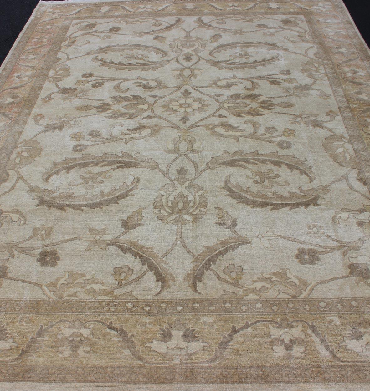 Sultanabad Design Modern Rug in Muted Tones In Good Condition For Sale In Atlanta, GA
