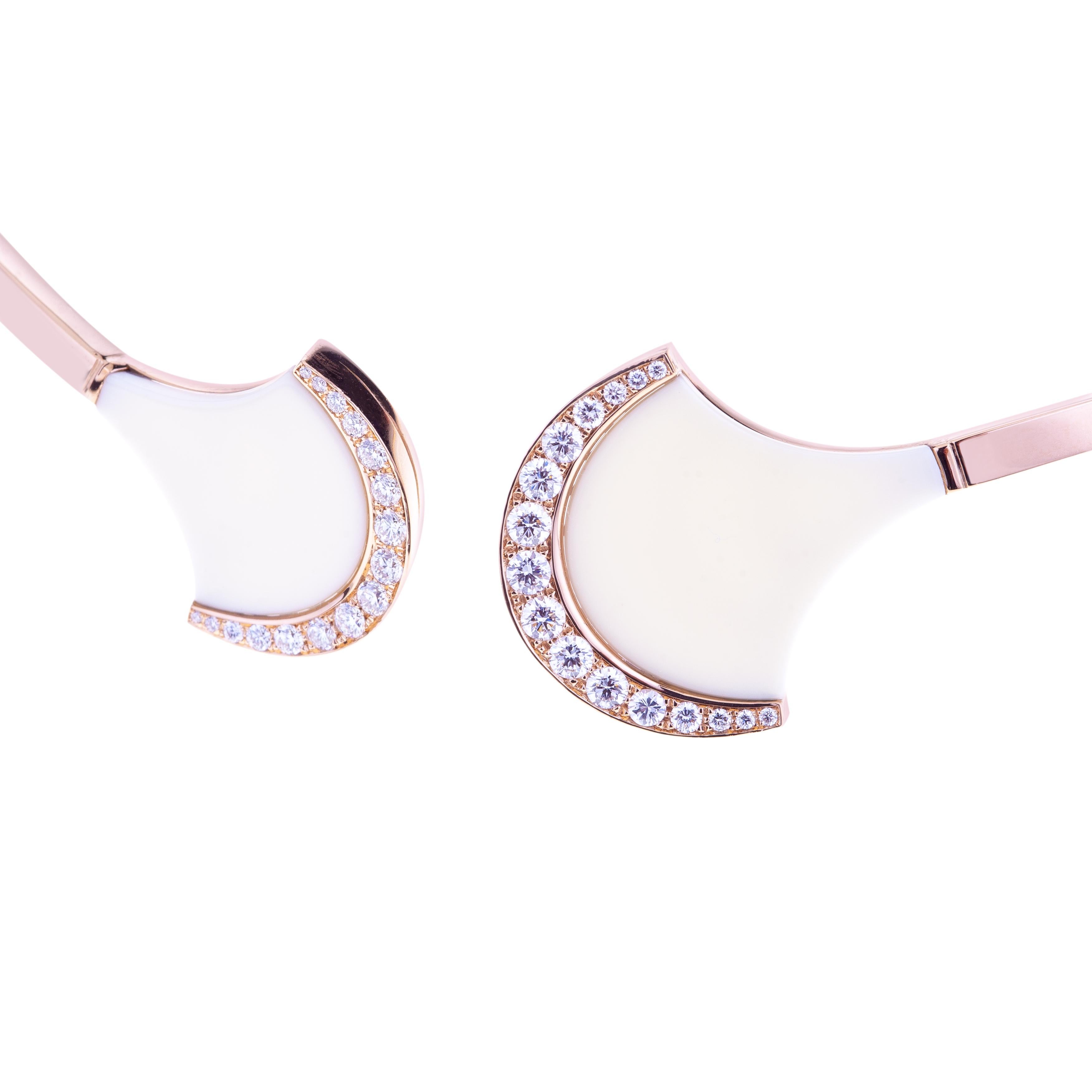 Angeletti Chocker Rose Gold with Fan Shaped Ceramic and Diamonds.
Everyday Fashionable Chocker with Glossy Ceramic and Diamond ct. 1.2 G-SI, from the Wave Collection. 18kt Gold is around 25 grams. The Chocker can be Matched with Bracelet and